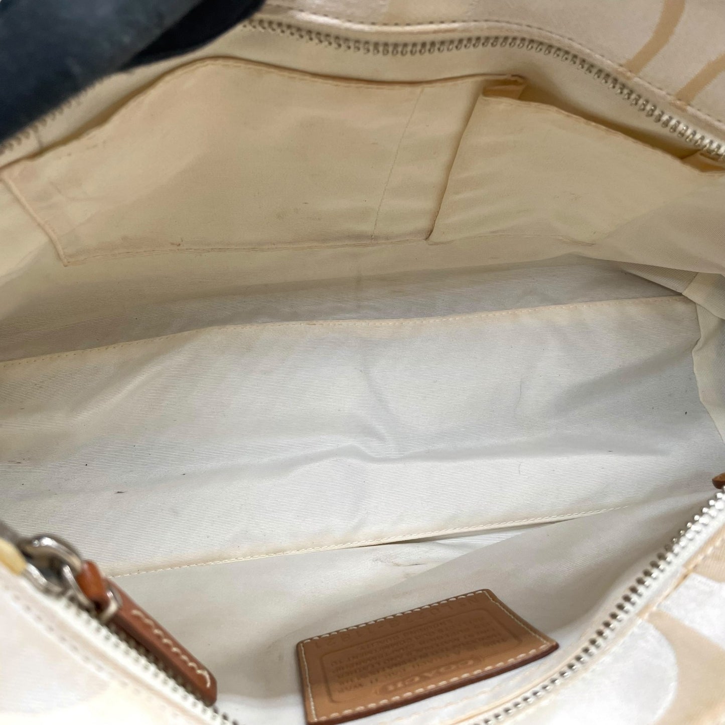 コーチ COACH シグネチャー ハンドバッグ トートバッグ 白 ホワイト 茶 ブラウン キャンバス レザー シルバー金具 ターンロック ロゴチャーム付き スカーフ付き 肩掛け可 レディース T1