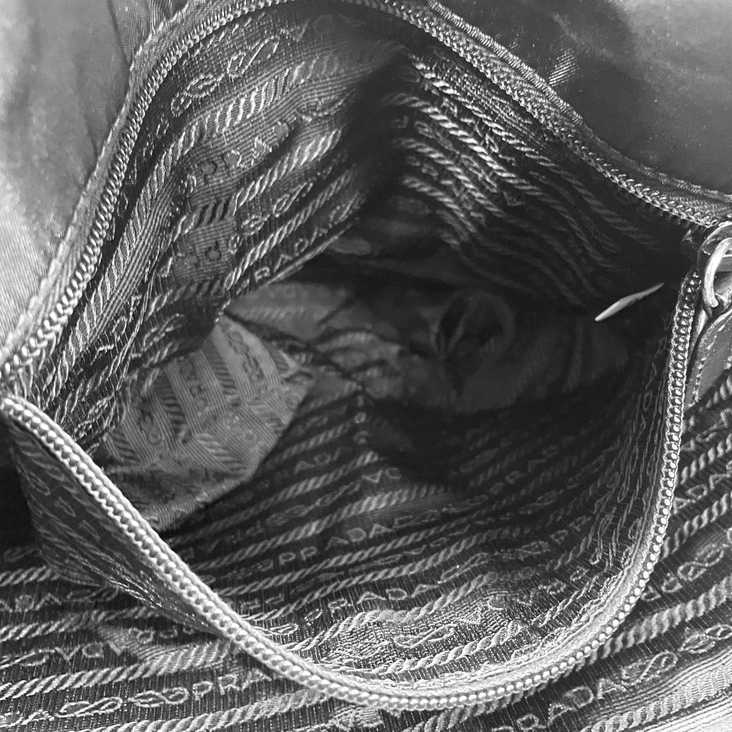 PRADA プラダ トートバッグ ワンショルダーバッグ 黒 ブラック NERO オールレザー シルバー金具 B5339 型押しロゴ 肩掛け可 ファスナー開閉 レディース D7