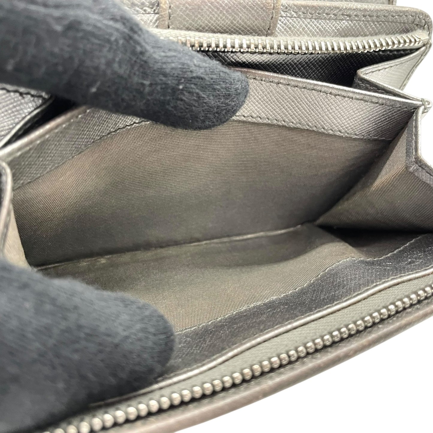 PRADA プラダ 二つ折り財布 コンパクトウォレット メタリックシルバー サフィアーノレザー ロゴ シルバー金具 L字ファスナー レディース W3