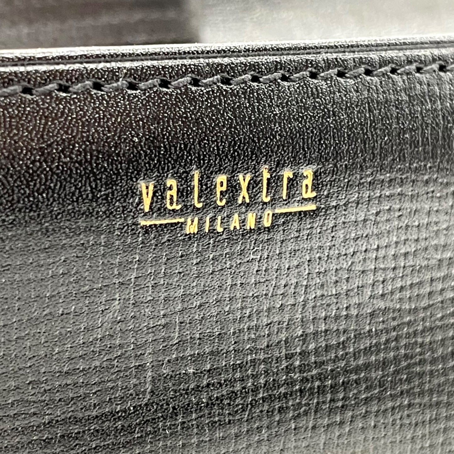 【美品】Valextra ヴァレクストラ クラッチバッグ セカンドバッグ レザー 黒 ブラック ゴールド金具 イタリア製 ヴィンテージ メンズ レディース K9