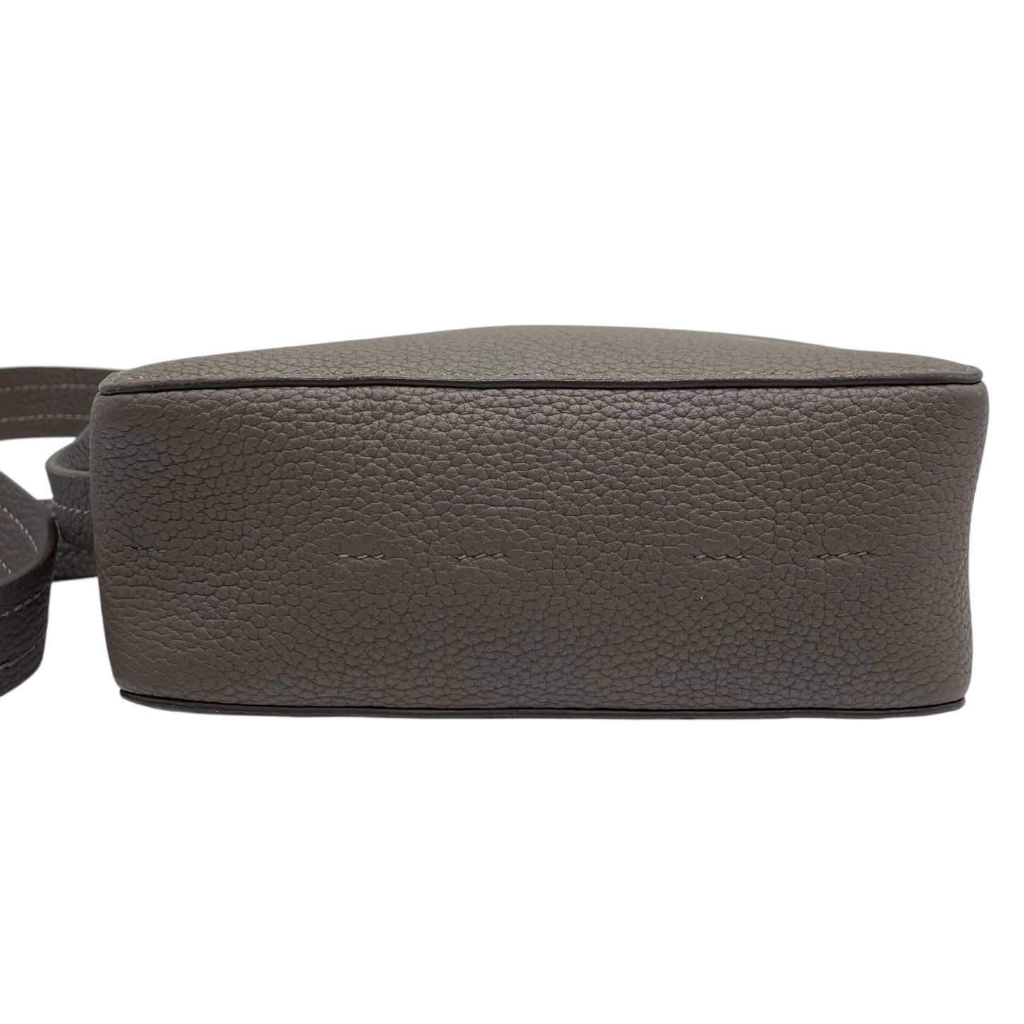 極美品 MAISON TAKUYA メゾンタクヤ ショルダーバッグ カメラバッグ レザー グレー シルバー金具 斜め掛け可 クロスボディ 型押しロゴ メンズ レディース R