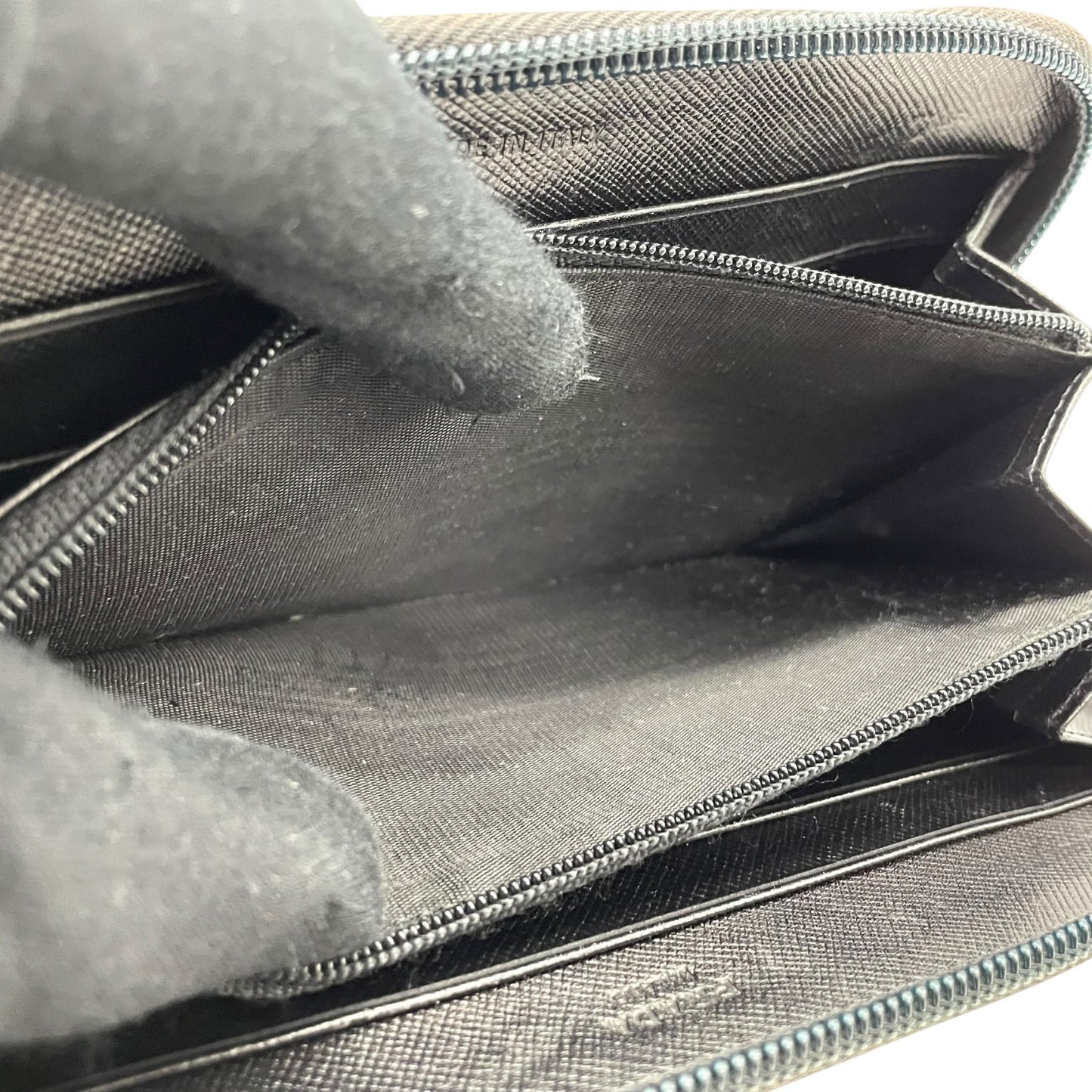 PRADA プラダ 三角プレートロゴ 長財布 ラウンドジップ サフィアーノ レザー トライアングルロゴ 黒 ブラック シルバー金具 メンズ レディース ギャランティカード付き H1