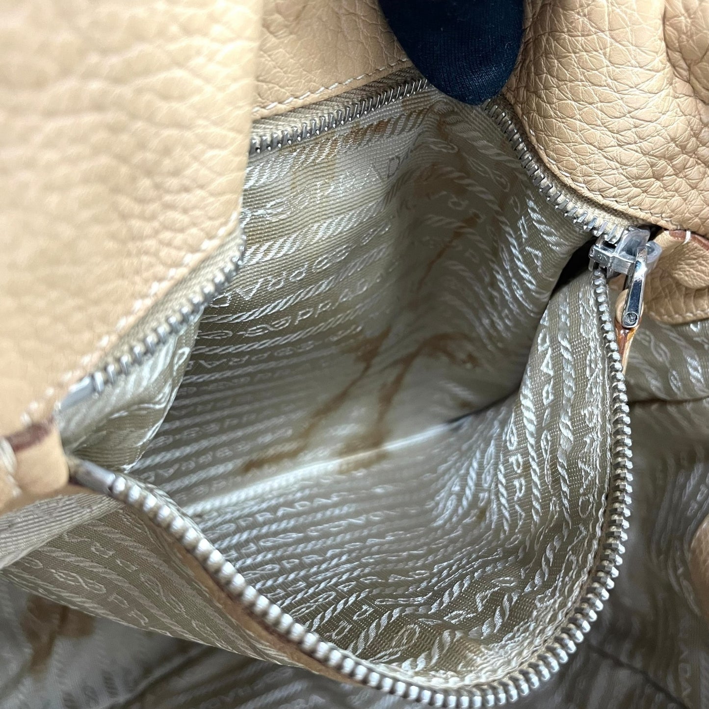 PRADA プラダ ワンショルダーバッグ ライトブラウン ベージュ レザー シボ革 トライアングルロゴ ベルトデザイン シルバー金具 C4