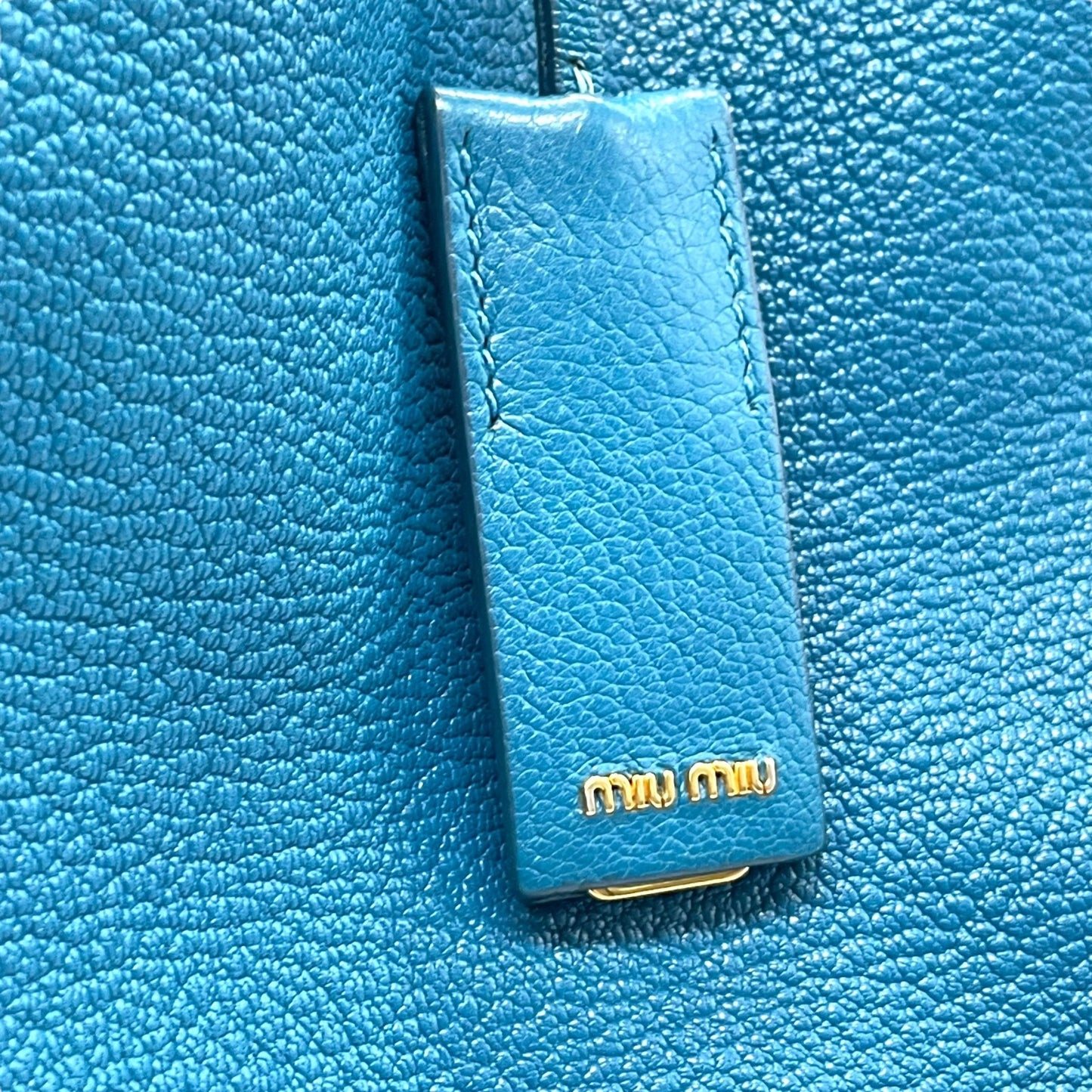 miumiu ミュウミュウ トートバッグ 青 ブルー 本革 レザー シボ革 大容量 肩掛け可能 A4収納 ゴールド金具 ポーチ付き レディース C4