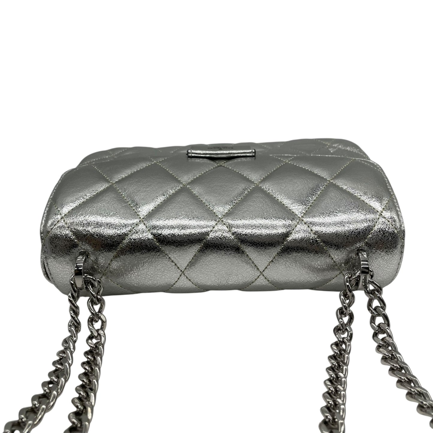 美品 kate spade ケイトスペード キャリー メタリック キルテッド レザー スモール フラップ ショルダーバッグ シルバー チェーンショルダー レディース E5