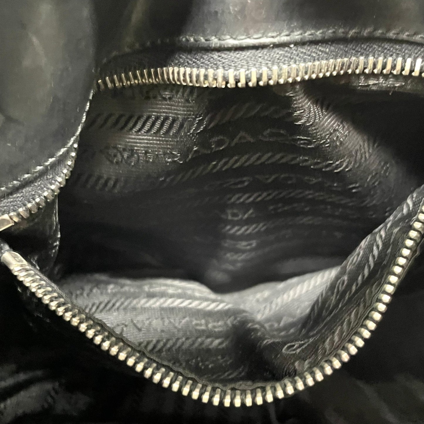 PRADA プラダ ワンショルダーバッグ ショルダーバッグ 黒 ブラック 肩掛け シルバー金具 ベルトデザイン フラップ ナイロン×レザー 三角ロゴ トライアングルロゴ ヴィンテージ テスート D1