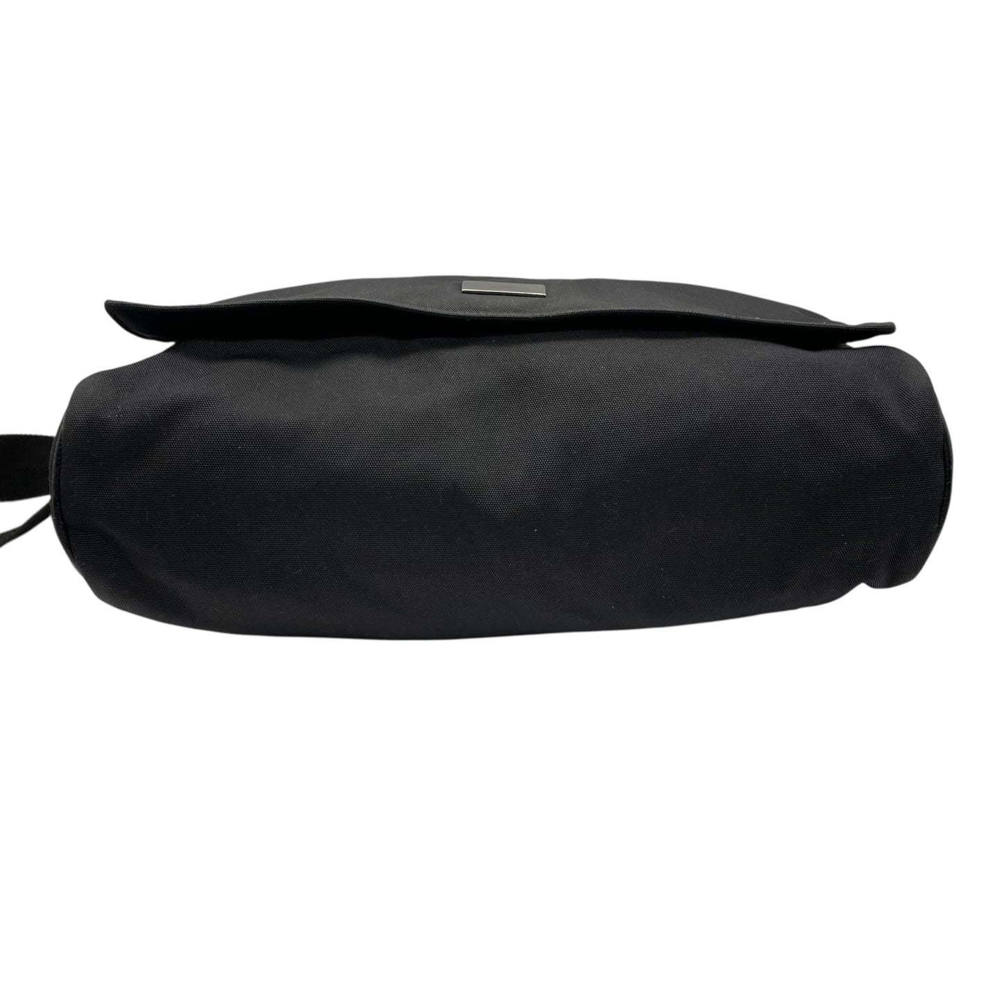 GUCCI グッチ ナイロン メッセンジャーバッグ ショルダーバッグ メンズ ユニセックス シルバープレートロゴ 斜め掛け A4収納可 146236 K4