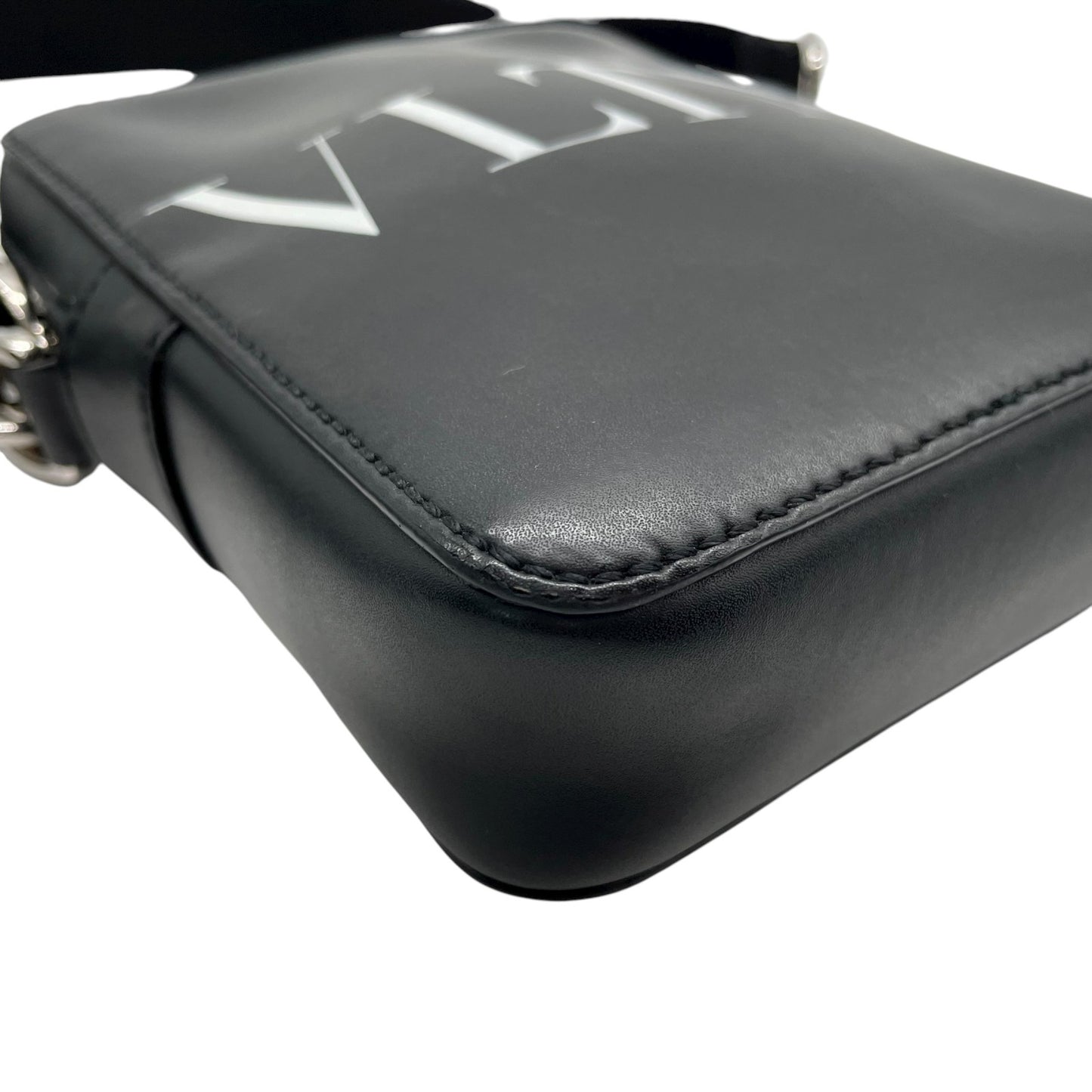 美品 ヴァレンティノ VALENTINO VLTN レザー ショルダーバッグ クロスボディ 黒 ブラック ロゴ メンズ レディース K9