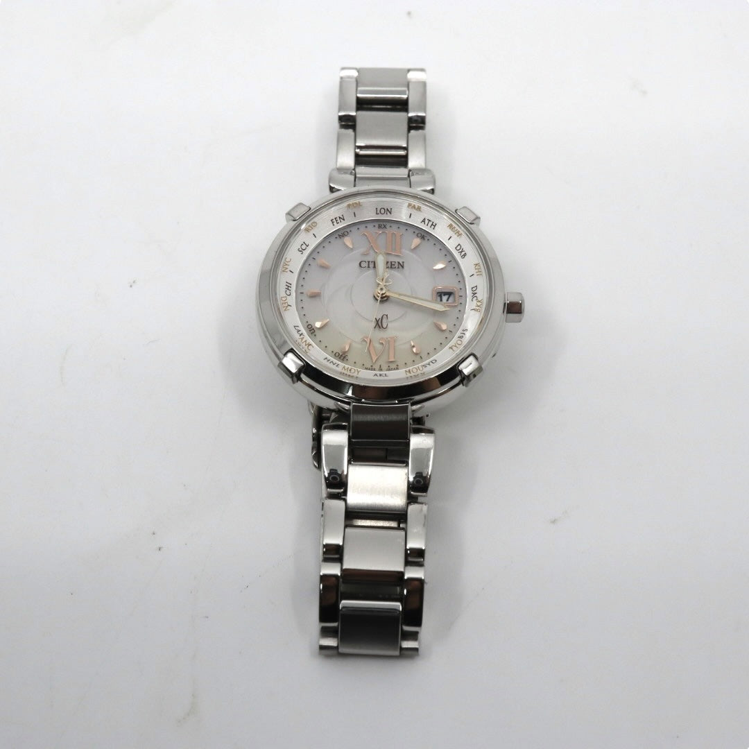 【極美品/稼働品】シチズン クロスシー 腕時計 H240-T020097 エコドライブ 電波ソーラー ワールドタイム レディース デイト シルバー アナログ ビジネス エレガント 高機能 日本製 デュラテクト クリーニング済み G4