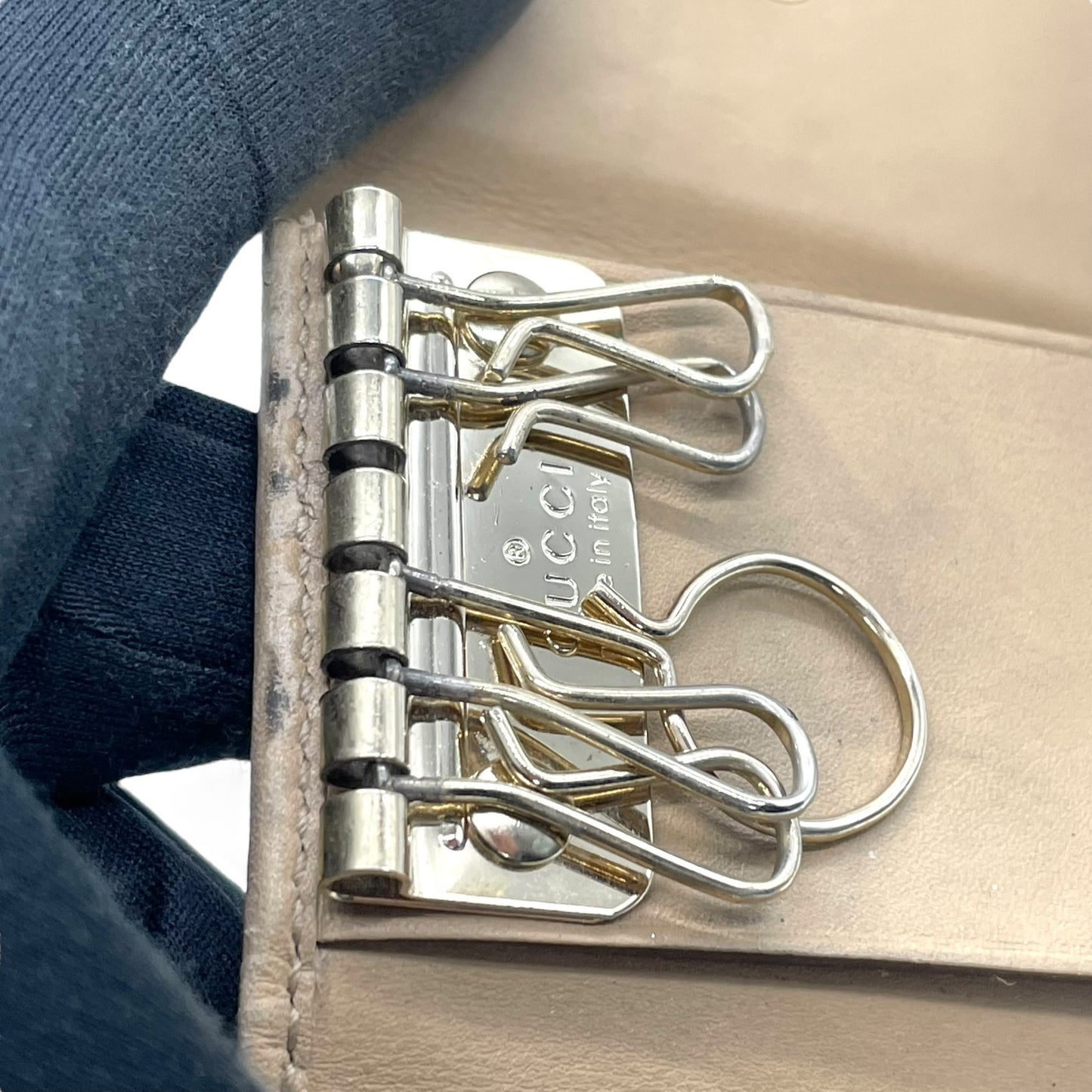 グッチ GUCCI グッチシマ 三つ折り キーケース インターロッキングG ベージュ レザー ゴールド金具 レディース M5