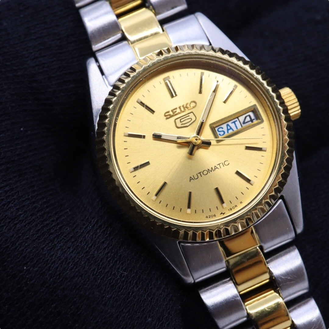 【未使用級/美品/稼働品】セイコー SEIKO 5 レディース腕時計 4206-0510 自動巻き オートマチック デイデイト ゴールド文字盤 コンビブレス フルテッドベゼル アナログ クラシック ビンテージ エレガント クリーニング済 G2