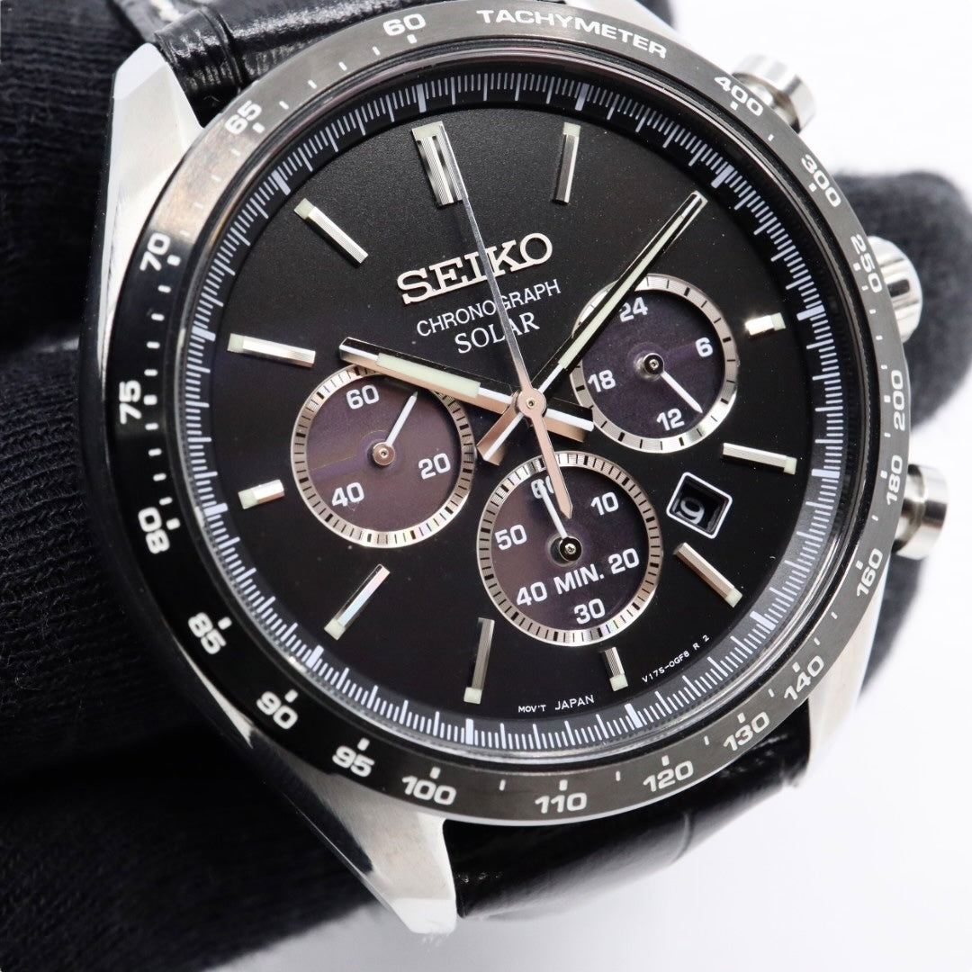 【新品同様/稼働品】セイコー SEIKO クロノグラフ V175-0FA0 メンズ腕時計 ソーラー アナログ ブラック文字盤 型押しレザーベルト タキメーター 10気圧防水 サファイアクリスタル ビジネス スポーティ エレガント クリーニング済 G7
