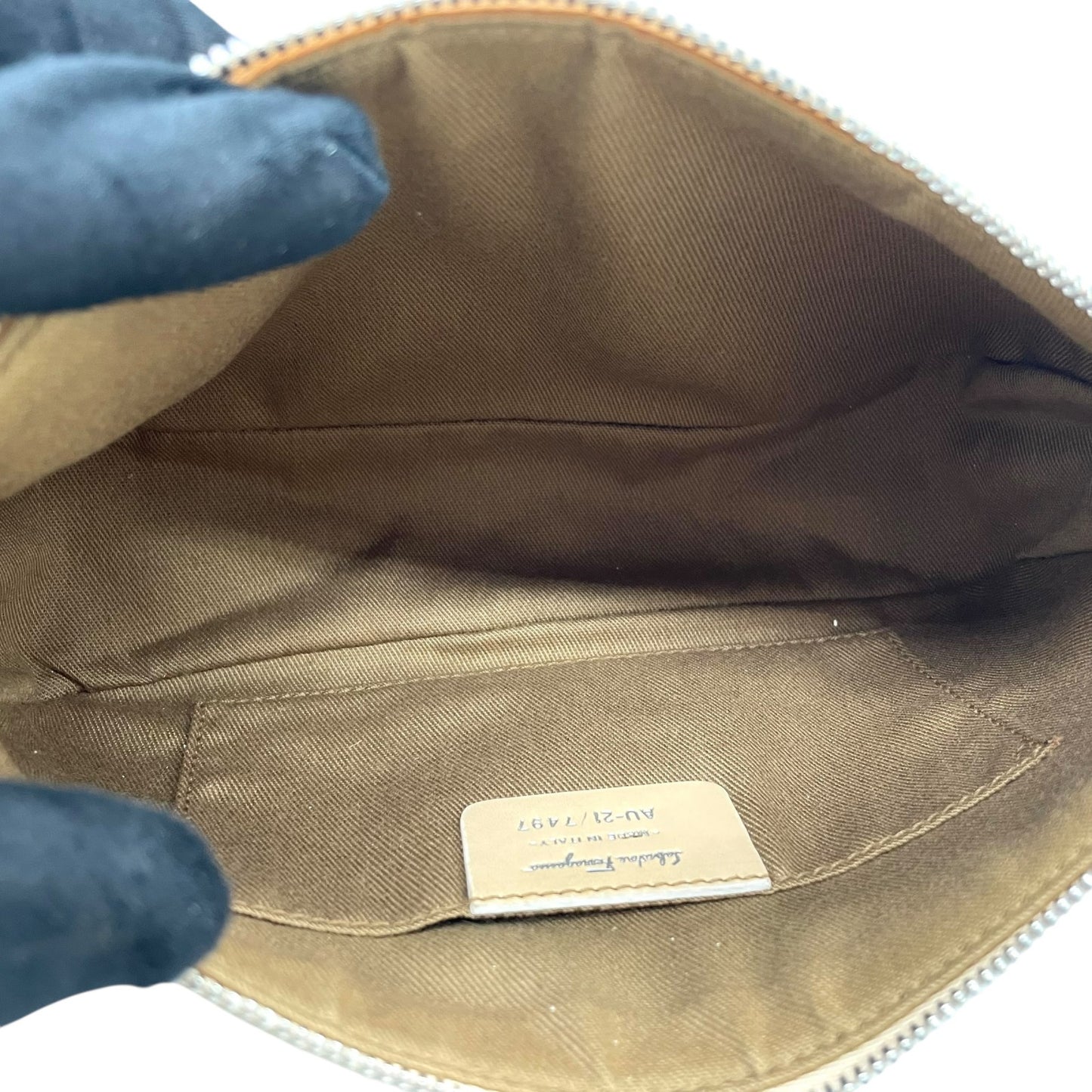 フェラガモ Salvatore Ferragamo ハンドバッグ アクセサリーポーチ ミニバッグ ガンチーニ AU-21 7497 グレー ベージュ レザー シルバー金具 ロゴ ワンショルダー 肩掛け可 レディース C5