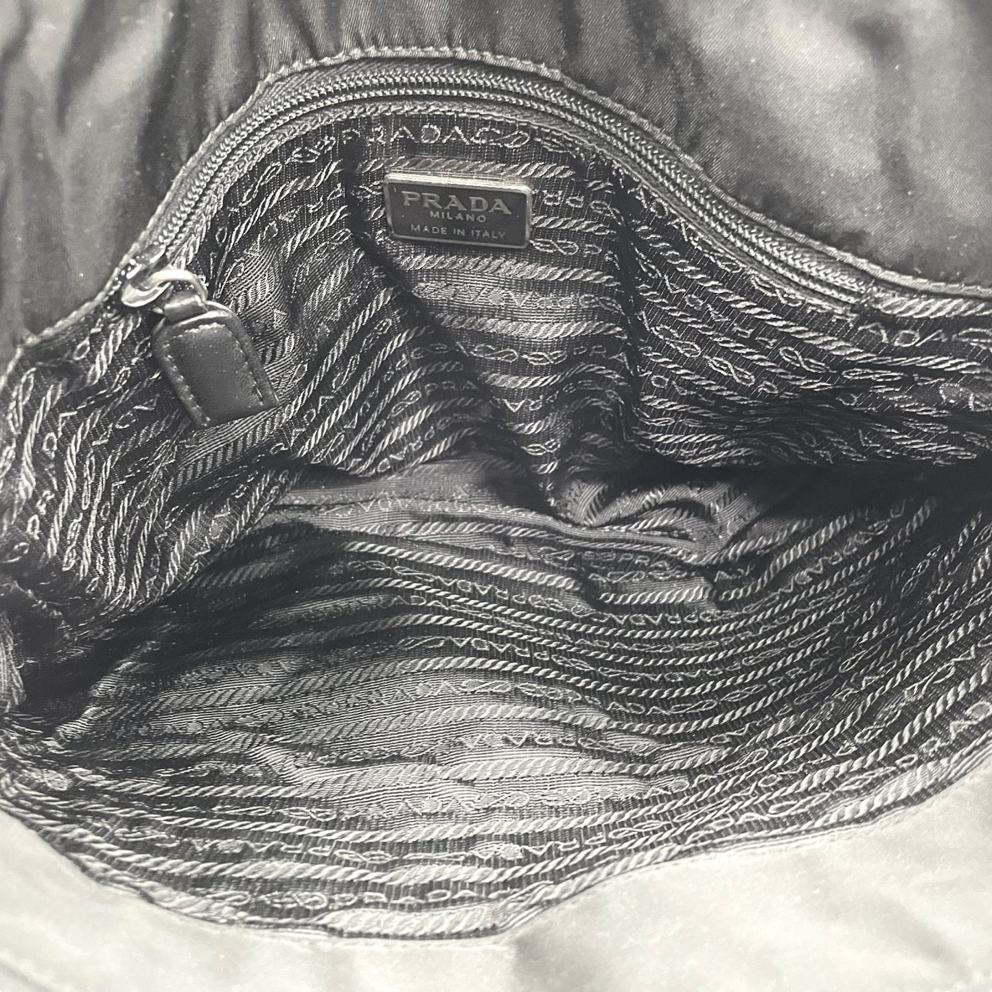 PRADA プラダ トートバッグ ワンショルダーバッグ 黒 ブラック NERO オールレザー シルバー金具 B5339 型押しロゴ 肩掛け可 ファスナー開閉 レディース D7