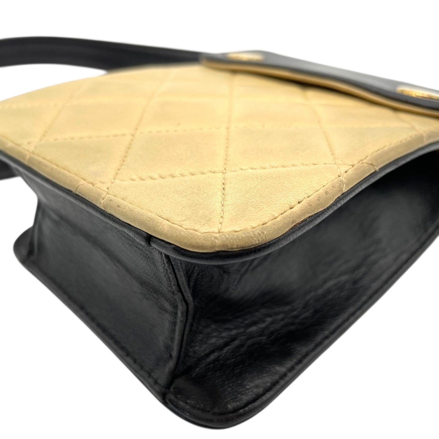 美品 シャネル CHANEL マトラッセ ショルダーバッグ ショルダーポーチ ミニバッグ スマホポーチ バイカラー ベージュ 黒 ブラック レザー ゴールド金具 肩掛け可 レディース K9