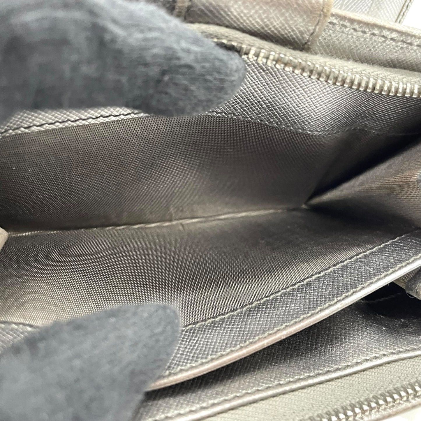 PRADA プラダ 二つ折り財布 コンパクトウォレット メタリックシルバー サフィアーノレザー ロゴ シルバー金具 L字ファスナー レディース W3