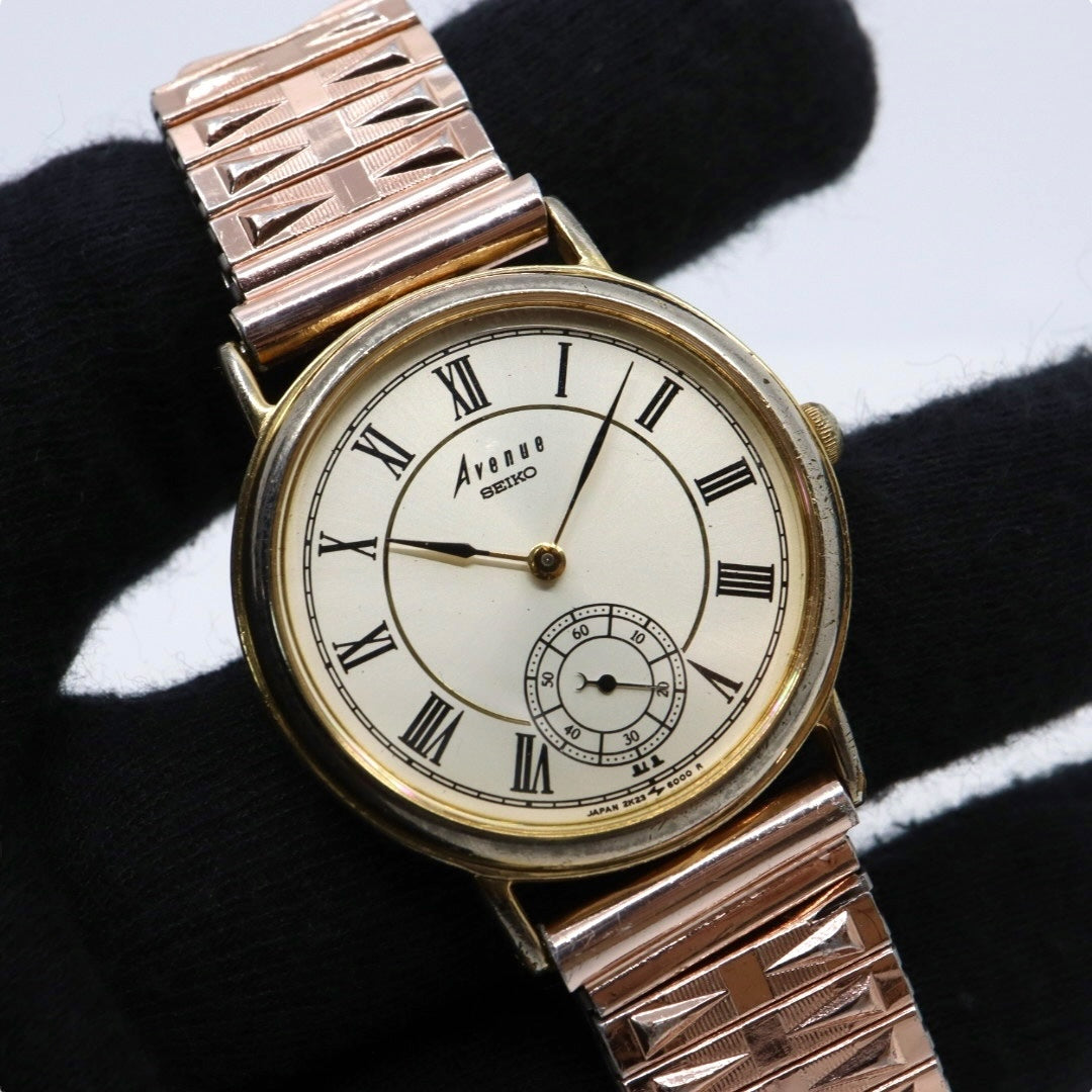 【電池交換済／稼働品】SEIKO セイコー アベニュー 腕時計 クオーツ スモールセコンド ローマンインデックス ゴールド シルバー メンズ レディース ユニセックス ドレスウォッチ ビンテージ アンティーク クラシック レトロ 2K23-6000 G4