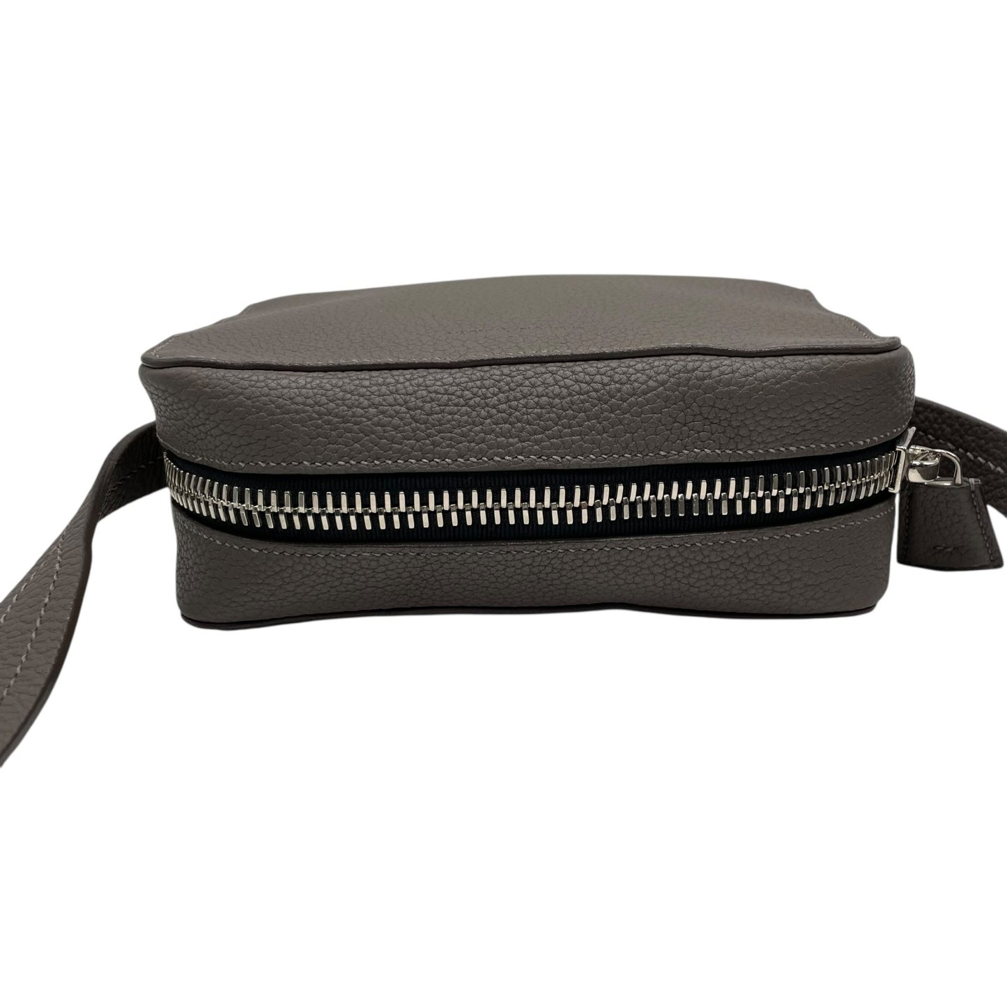 極美品 MAISON TAKUYA メゾンタクヤ ショルダーバッグ カメラバッグ レザー グレー シルバー金具 斜め掛け可 クロスボディ 型押しロゴ メンズ レディース R