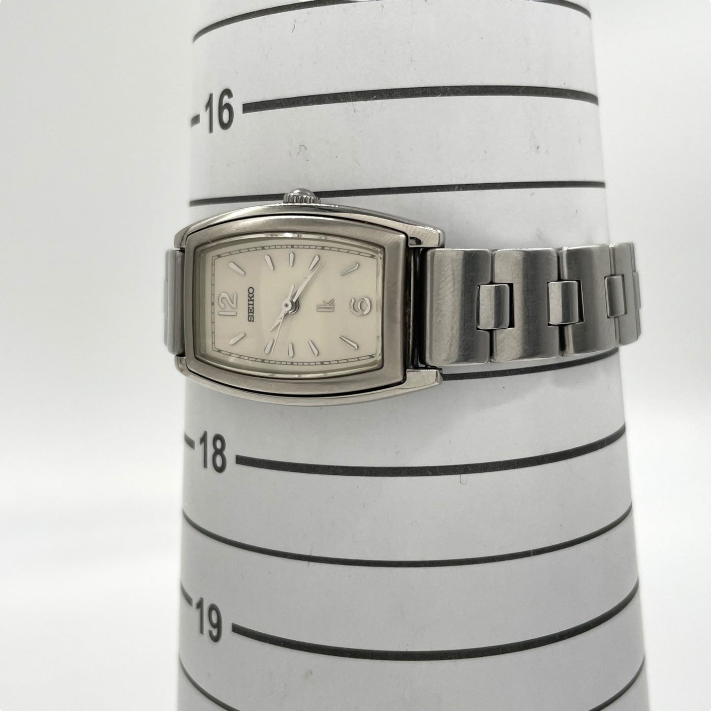 【稼働品】セイコー SEIKO ルキア LUKIA 腕時計 ウォッチ 1F21-5D30 レディース クオーツ トノー 樽型 アナログ エレガント ドレスウォッチ アイボリー文字盤 シルバー ステンレススチール製 ビジネスシーン クリーニング済み G