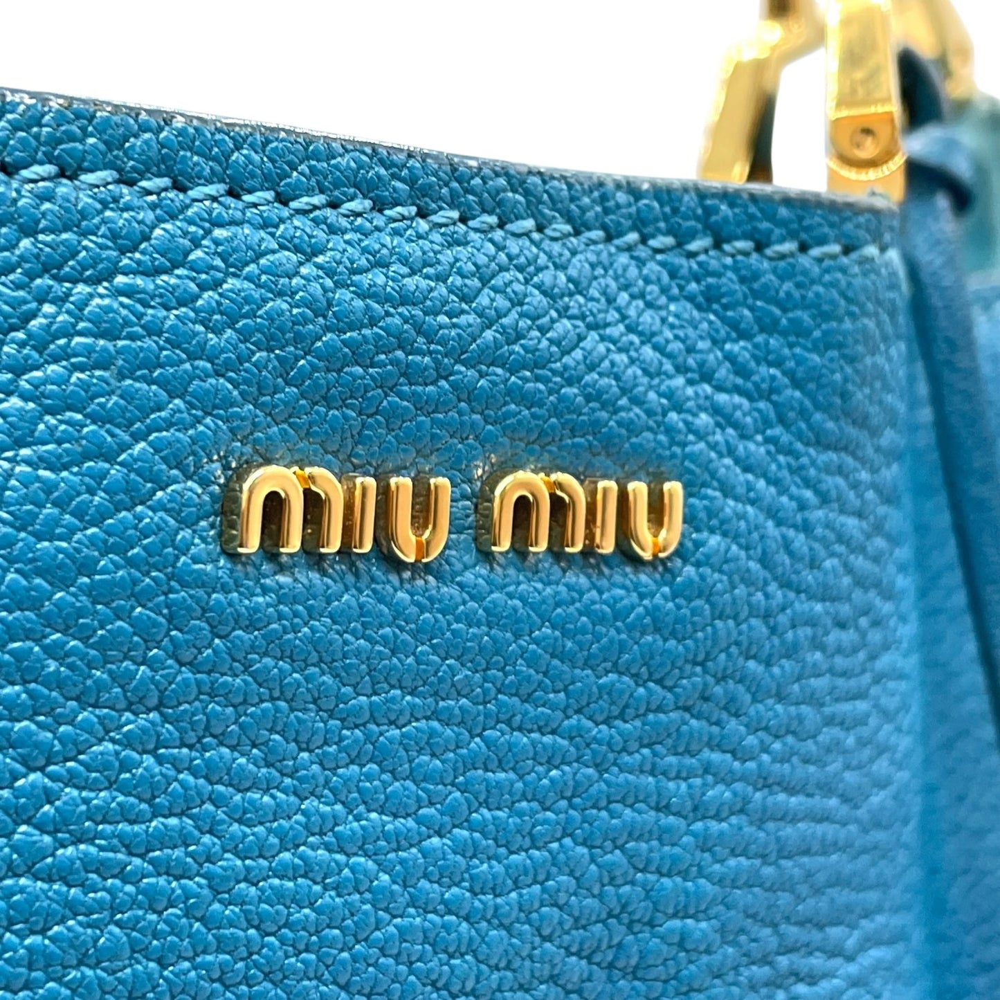 miumiu ミュウミュウ トートバッグ 青 ブルー 本革 レザー シボ革 大容量 肩掛け可能 A4収納 ゴールド金具 ポーチ付き レディース C4