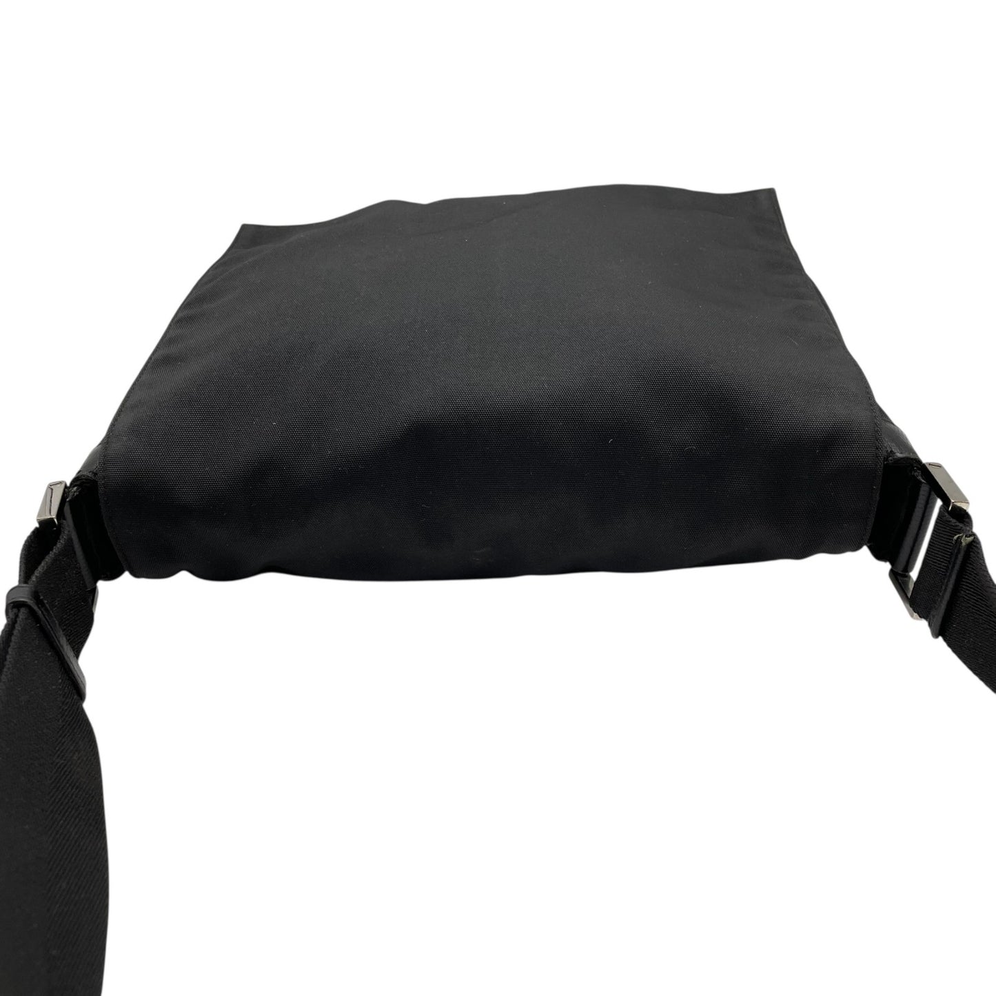 GUCCI グッチ ナイロン メッセンジャーバッグ ショルダーバッグ メンズ ユニセックス シルバープレートロゴ 斜め掛け A4収納可 146236 K4