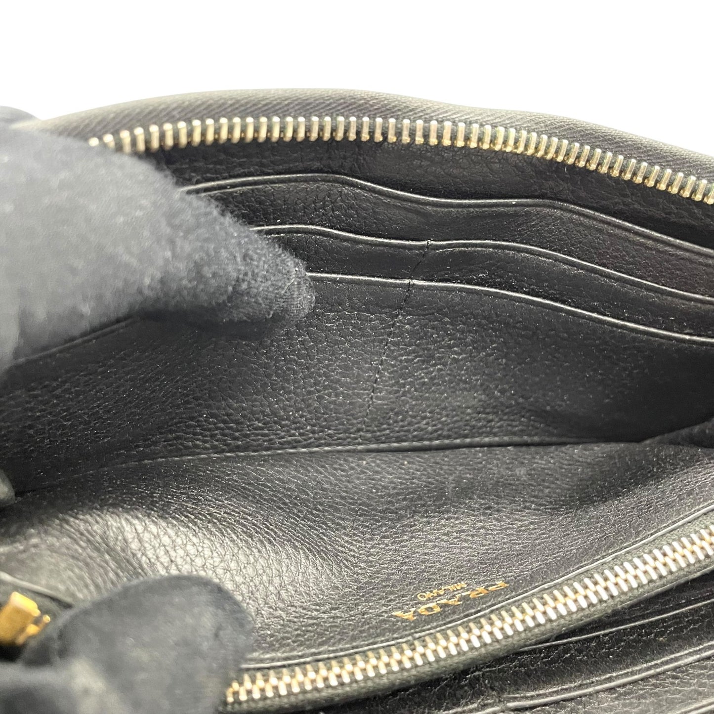 プラダ PRADA レザー ラウンドファスナー 長財布 黒 ブラック 金金具 ゴールドロゴ L字ファスナー 本革 ジップアラウンドウォレット M5