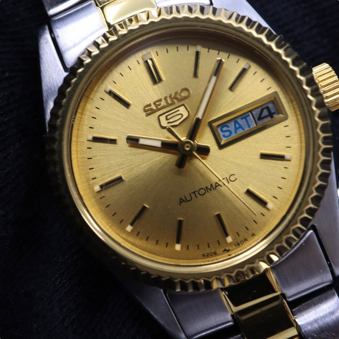 【未使用級/美品/稼働品】セイコー SEIKO 5 レディース腕時計 4206-0510 自動巻き オートマチック デイデイト ゴールド文字盤 コンビブレス フルテッドベゼル アナログ クラシック ビンテージ エレガント クリーニング済 G2