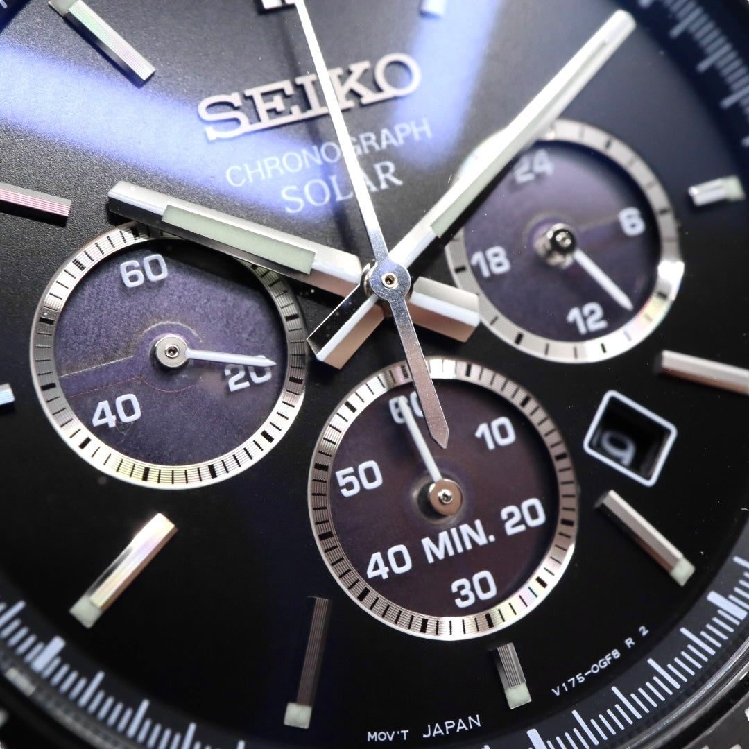 【新品同様/稼働品】セイコー SEIKO クロノグラフ V175-0FA0 メンズ腕時計 ソーラー アナログ ブラック文字盤 型押しレザーベルト タキメーター 10気圧防水 サファイアクリスタル ビジネス スポーティ エレガント クリーニング済 G7