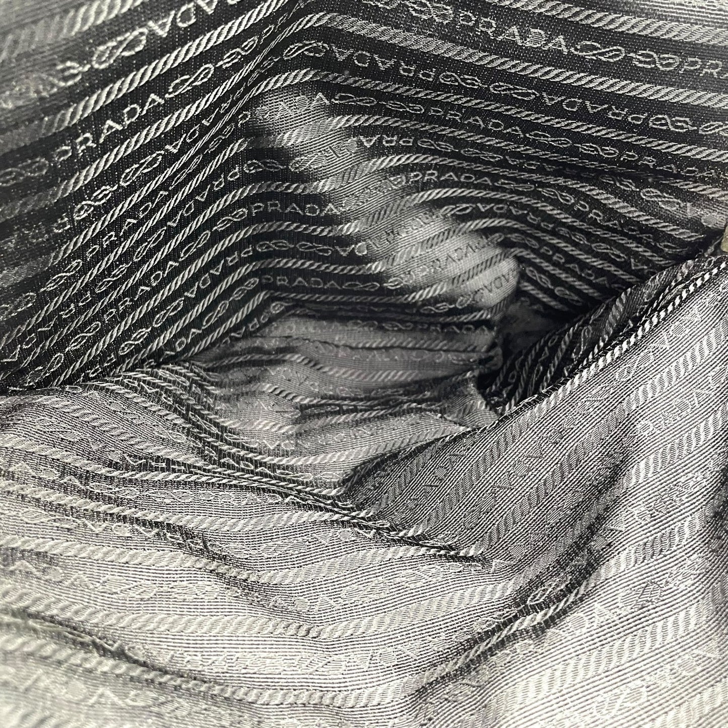 PRADA プラダ トートバッグ ワンショルダーバッグ 黒 ブラック NERO オールレザー シルバー金具 B5339 型押しロゴ 肩掛け可 ファスナー開閉 レディース D7