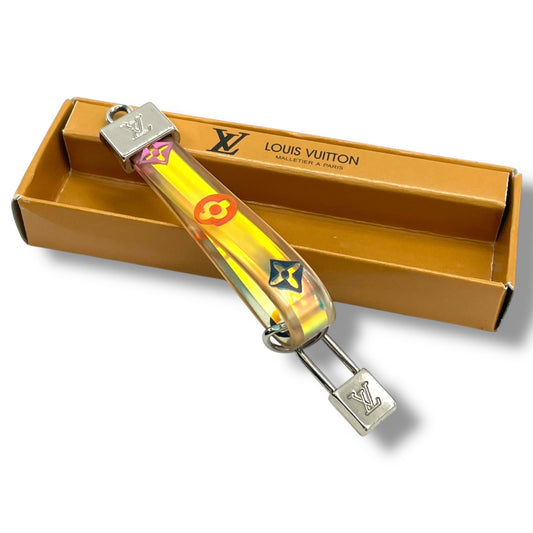 ルイヴィトン LOUIS VUITTON LV キーホルダー バッグチャーム モノグラム イエロー シルバー イリュージョン キーリング LVロゴ アクリル メタル 箱付き