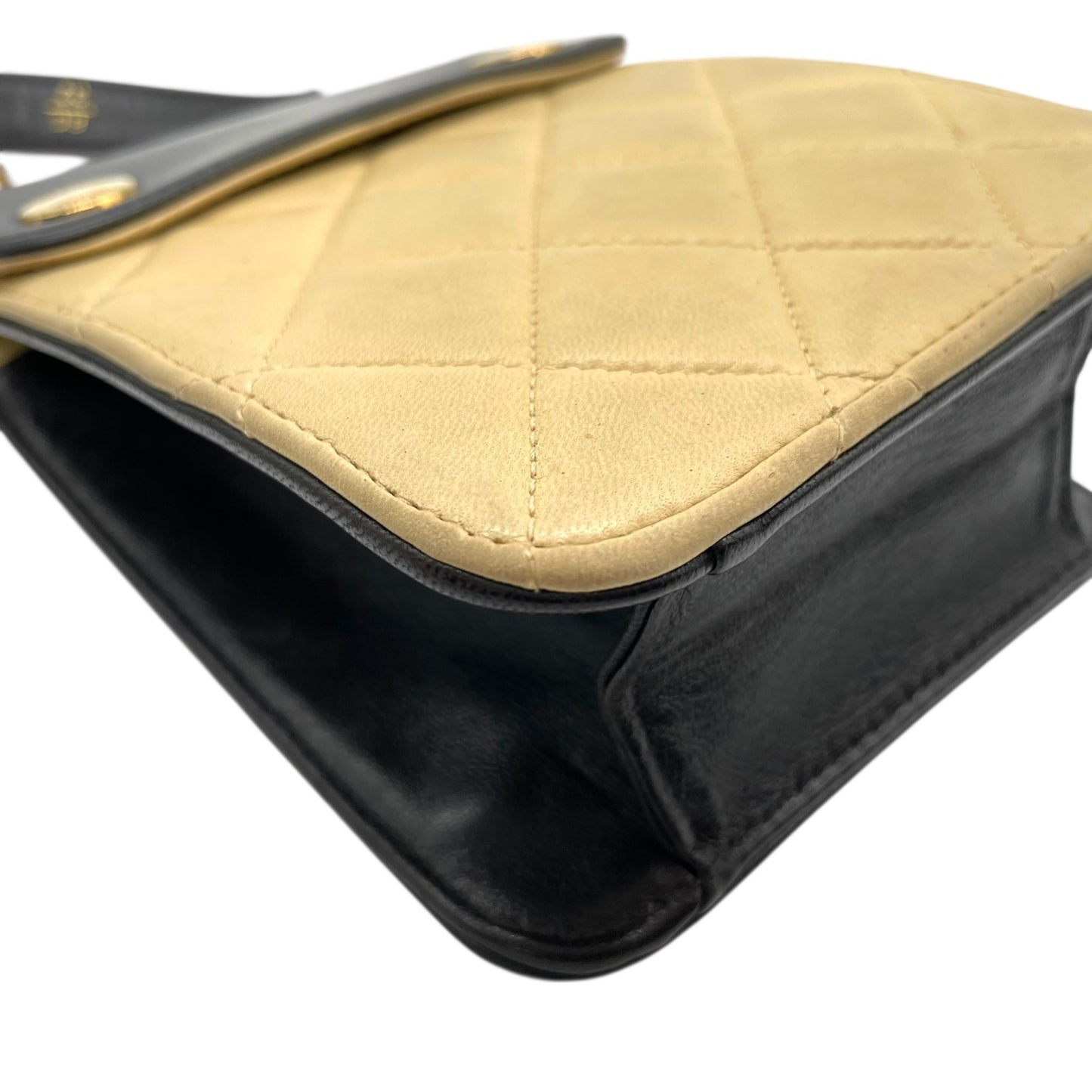 美品 シャネル CHANEL マトラッセ ショルダーバッグ ショルダーポーチ ミニバッグ スマホポーチ バイカラー ベージュ 黒 ブラック レザー ゴールド金具 肩掛け可 レディース K9