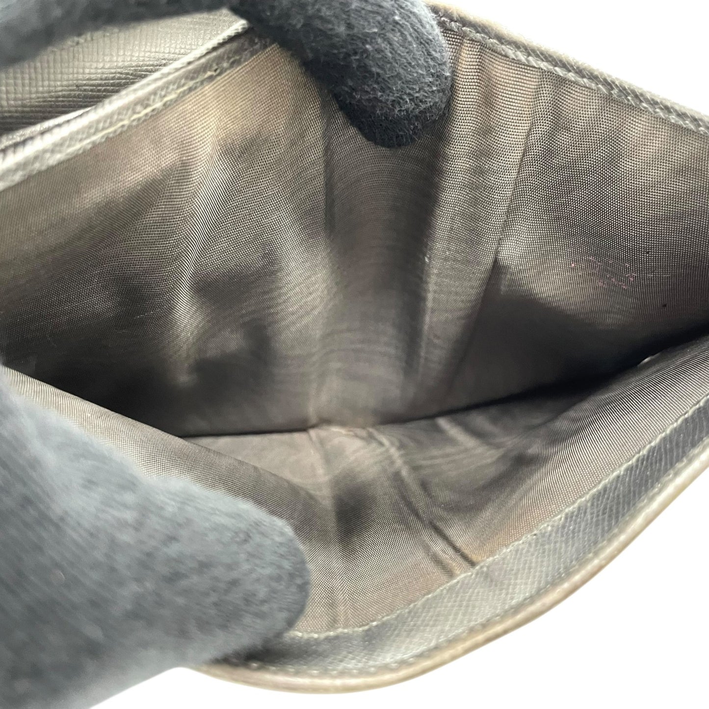 PRADA プラダ 二つ折り財布 コンパクトウォレット メタリックシルバー サフィアーノレザー ロゴ シルバー金具 L字ファスナー レディース W3