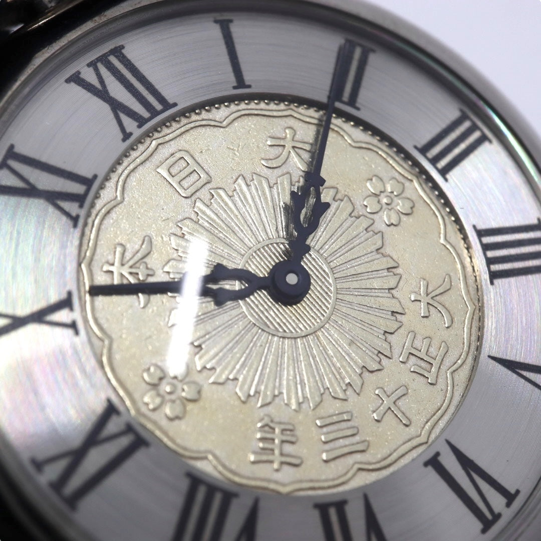【美品/稼働品】松本徽章 懐中時計 五十銭 硬貨 大正三年 1924年 鳳凰 コインウォッチ アナログ クオーツ ローマンインデックス シルバー チェーン付き クラシック レトロ ヴィンテージ 和風 日本 コレクション G9