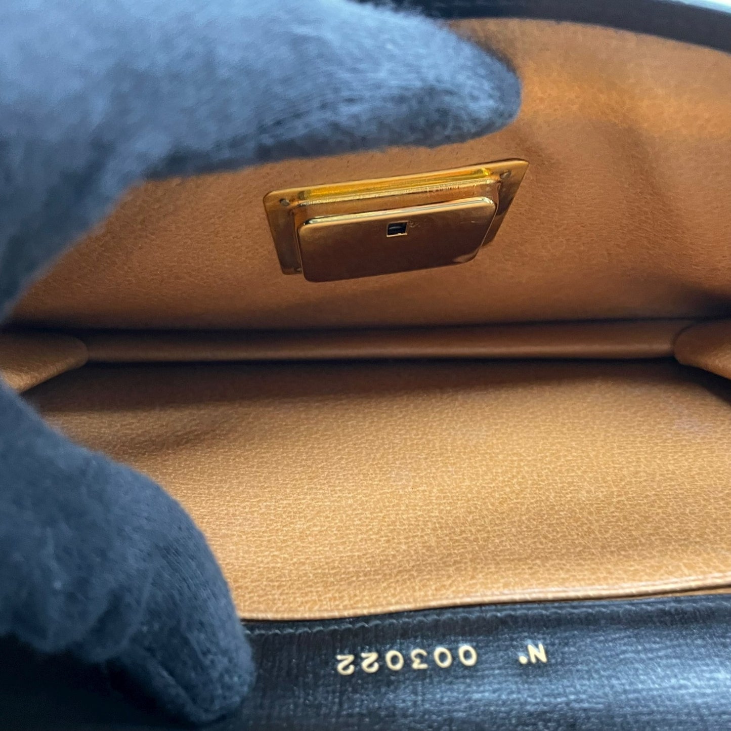 【美品】Valextra ヴァレクストラ クラッチバッグ セカンドバッグ レザー 黒 ブラック ゴールド金具 イタリア製 ヴィンテージ メンズ レディース K9