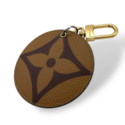 Louis Vuitton モノグラム ジャイアントモノグラム イルストレ キーホルダー バッグチャーム ラウンド型 ゴールド金具 M5