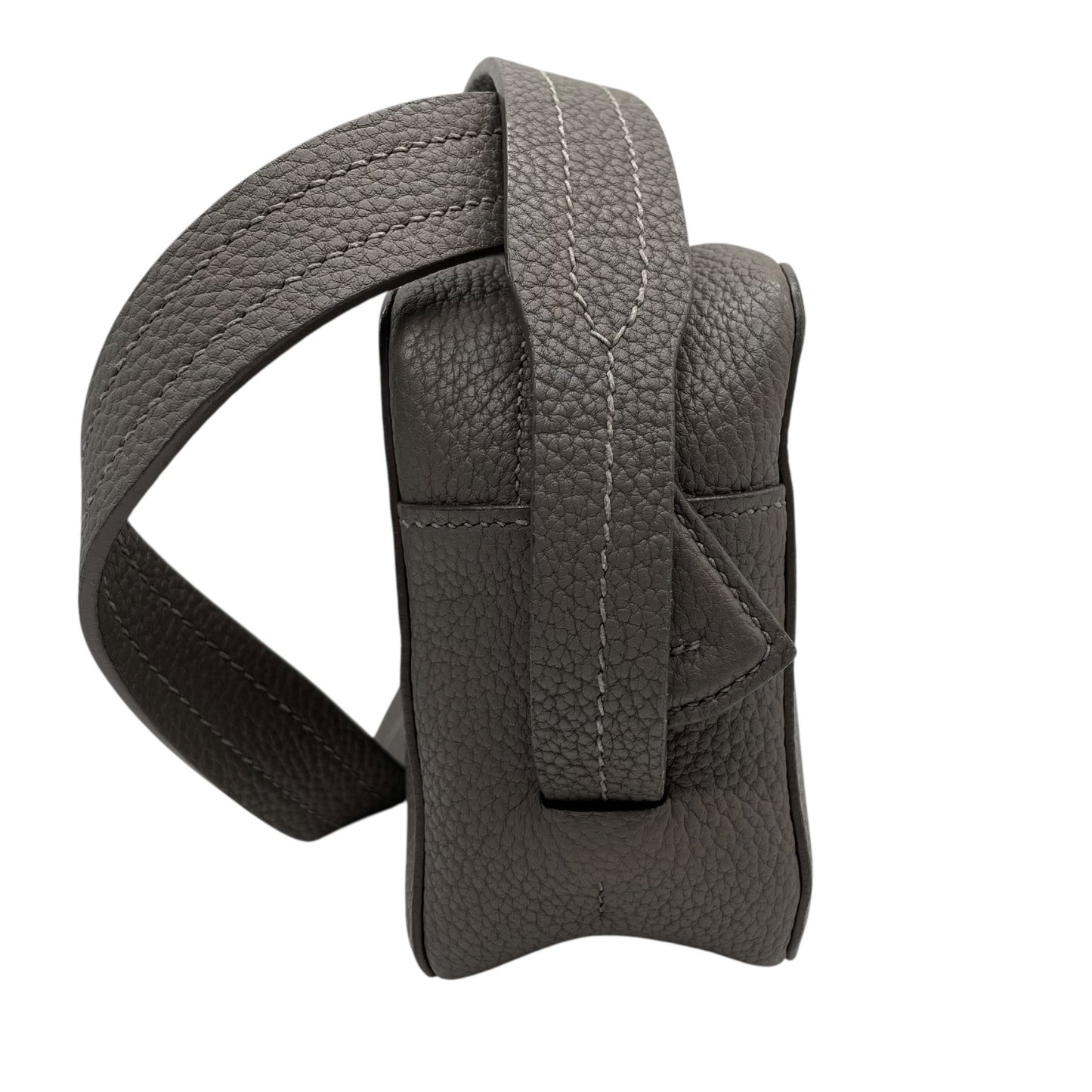 極美品 MAISON TAKUYA メゾンタクヤ ショルダーバッグ カメラバッグ レザー グレー シルバー金具 斜め掛け可 クロスボディ 型押しロゴ メンズ レディース R