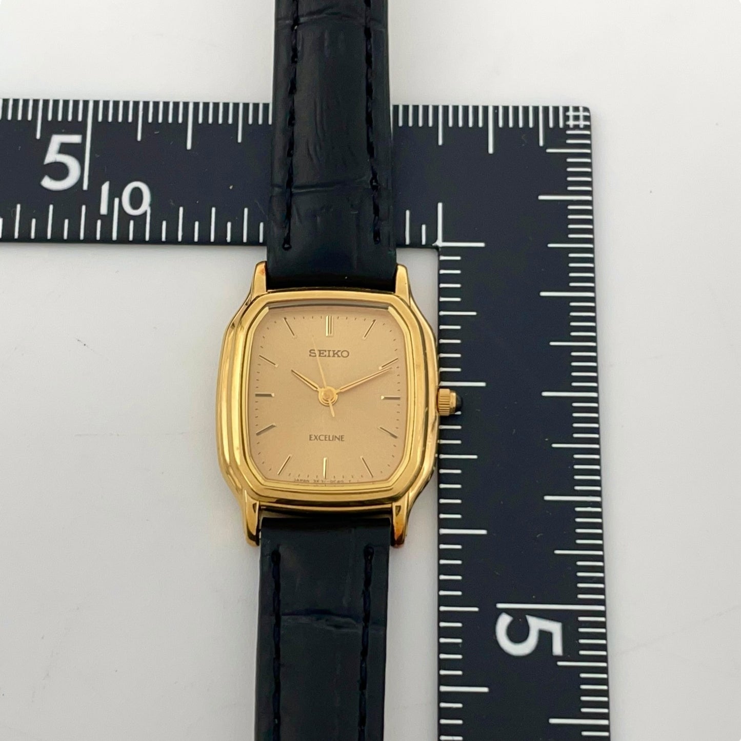 【電池交換済／美品】セイコー エクセリーヌ レディース 腕時計 3F31-5A20 クオーツ ゴールド文字盤 スクエアケース 黒革ベルト アナログ クラシック ビンテージ エレガント ドレスウォッチ クリーニング済 人気モデル G