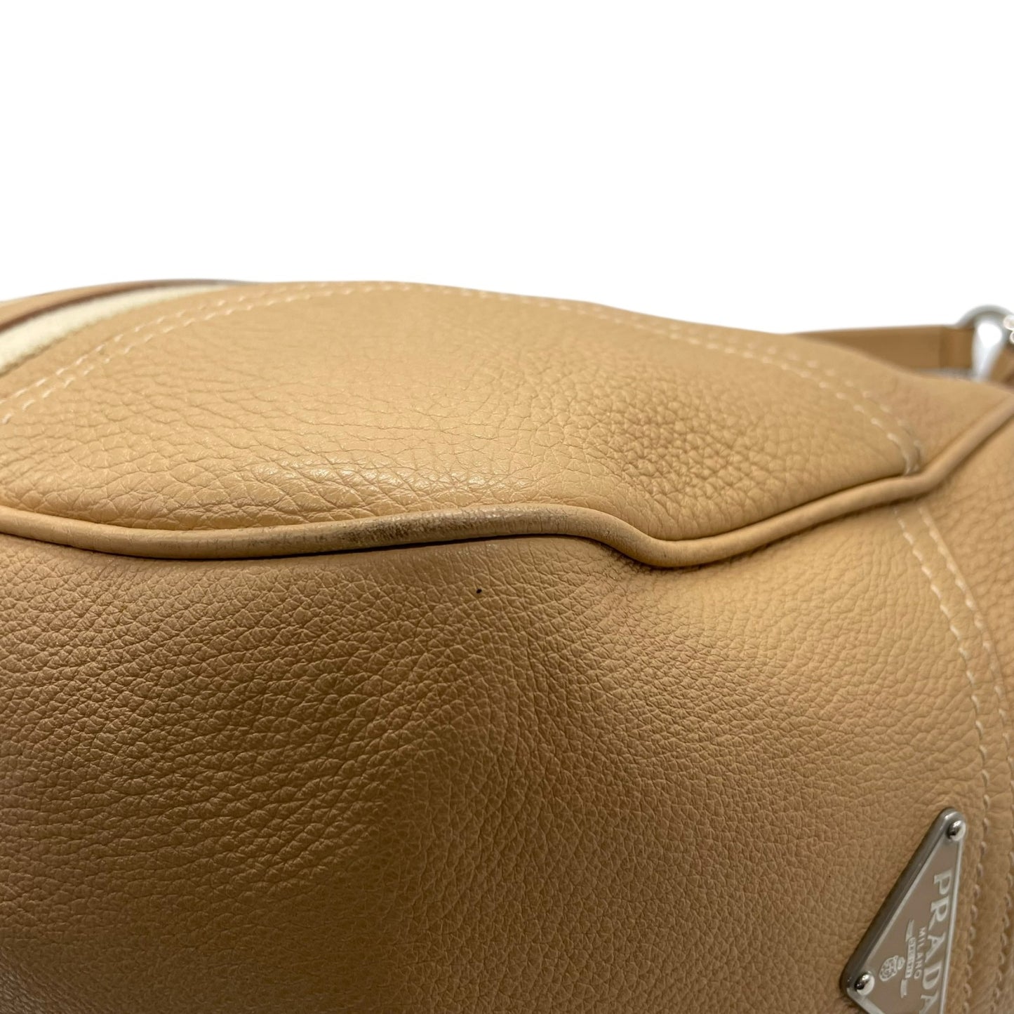 PRADA プラダ ワンショルダーバッグ ライトブラウン ベージュ レザー シボ革 トライアングルロゴ ベルトデザイン シルバー金具 C4