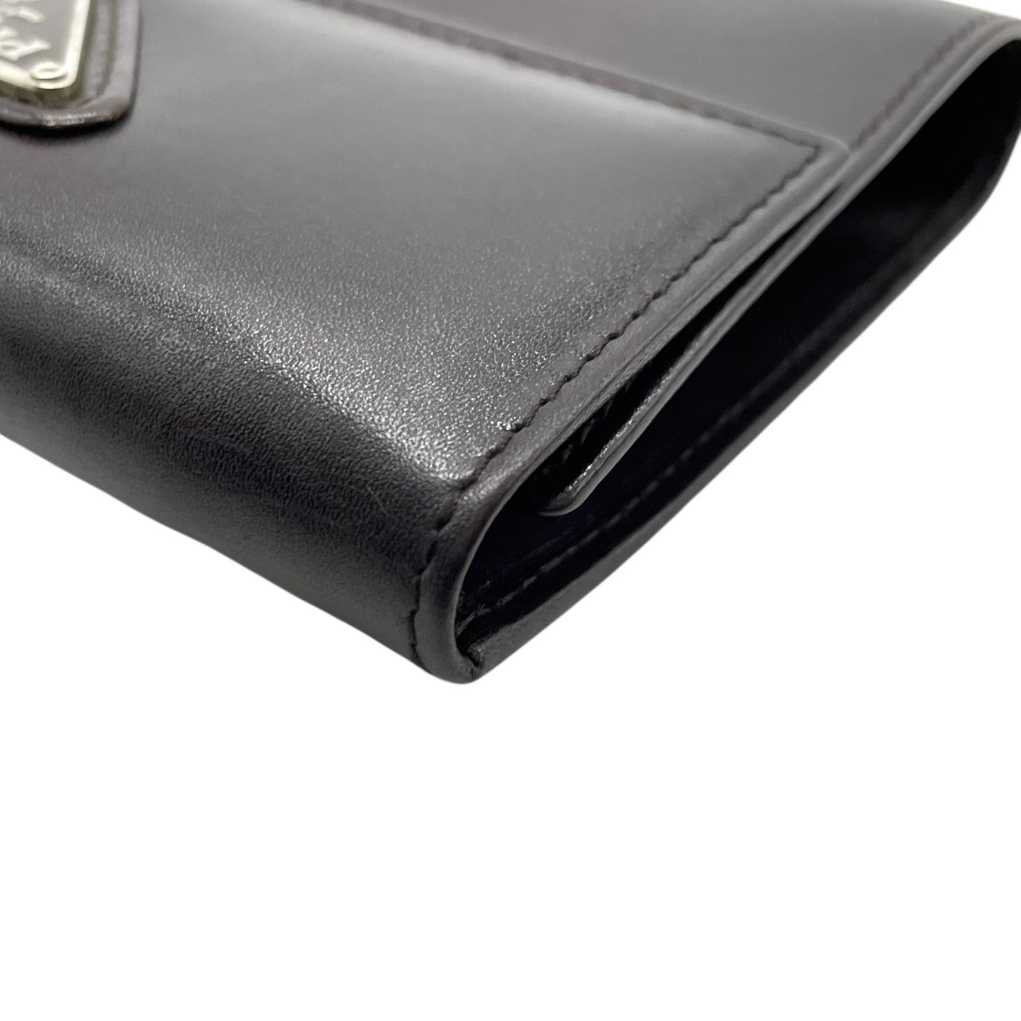 美品 PRADA プラダ 三つ折り財布 コンパクト財布 三角プレートロゴ トライアングルロゴ 茶 ダークブラウン レザー シルバー金具 メンズ レディース M5