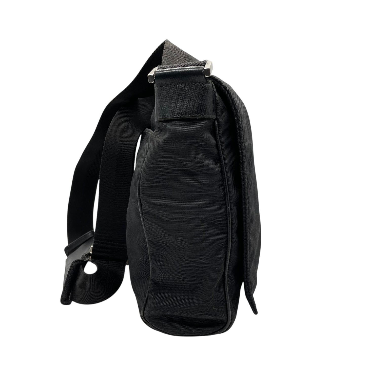 GUCCI グッチ ナイロン メッセンジャーバッグ ショルダーバッグ メンズ ユニセックス シルバープレートロゴ 斜め掛け A4収納可 146236 K4