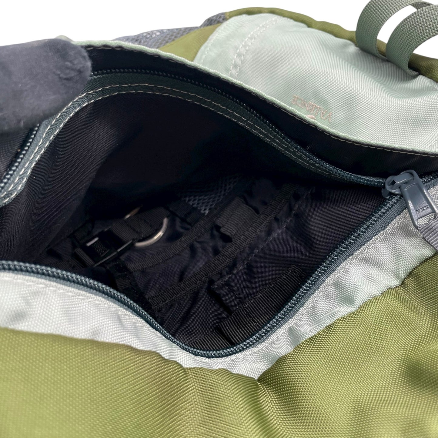 エーグル AIGLE リュックサック グリーン 緑 カーキ ナイロン キャンバス メンズ レディース バッグパック 登山 ハイキング U14