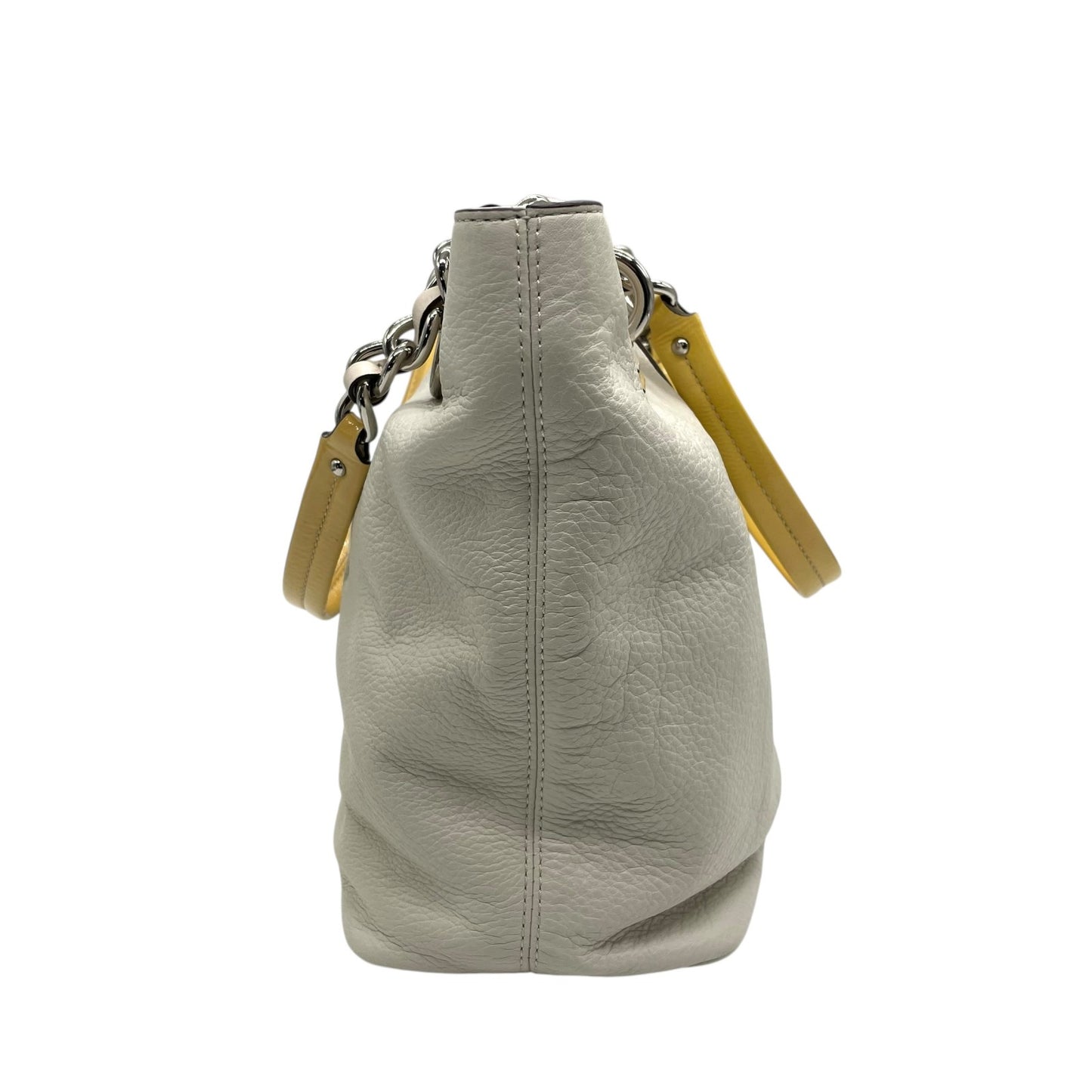 美品 コーチ COACH トートバッグ ホワイト 白 イエロー 黄色 レザー パテントレザー 肩掛け可 ロゴ チャーム付き シルバー金具 レディース S97