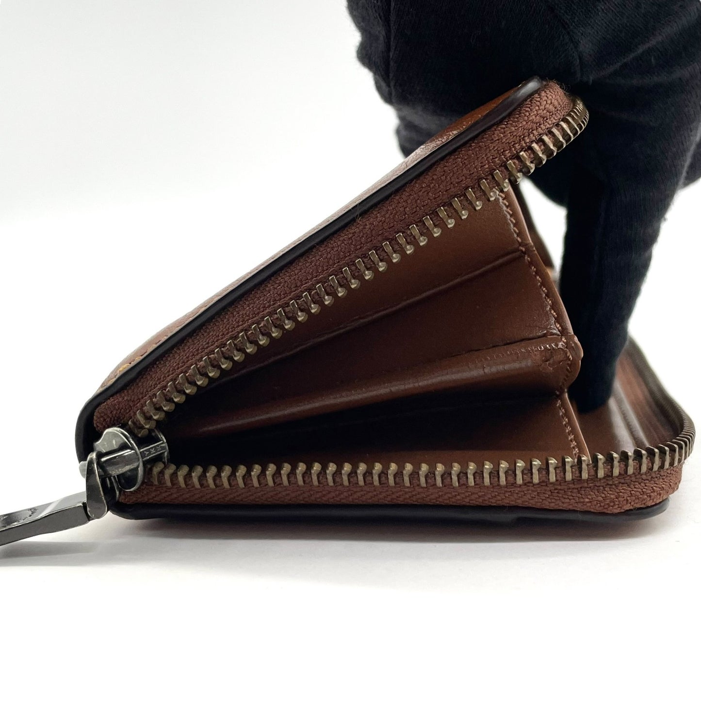 美品 コーチ COACH 長財布 ブラウン 茶色 レザー ラウンドジップ ラウンドファスナー ロゴ型押し シンプル ウォレット W4