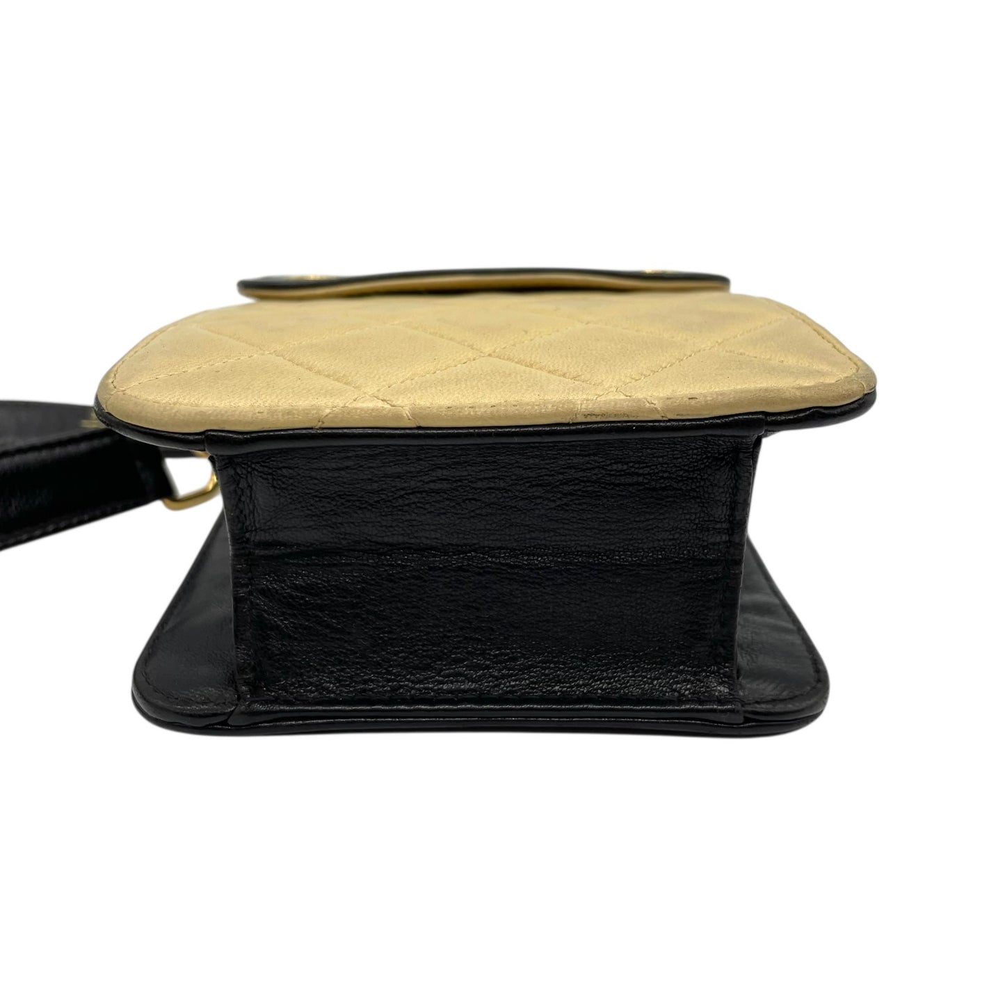 美品 シャネル CHANEL マトラッセ ショルダーバッグ ショルダーポーチ ミニバッグ スマホポーチ バイカラー ベージュ 黒 ブラック レザー ゴールド金具 肩掛け可 レディース K9