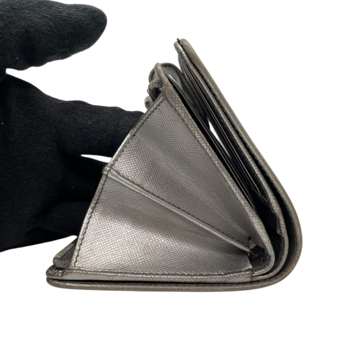 PRADA プラダ 二つ折り財布 コンパクトウォレット メタリックシルバー サフィアーノレザー ロゴ シルバー金具 L字ファスナー レディース W3