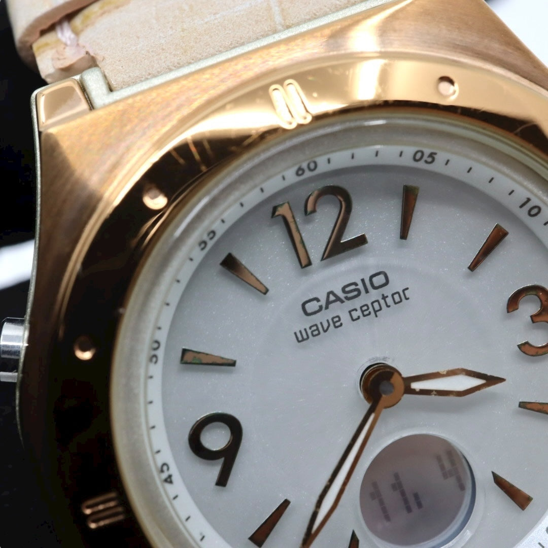 【美品/稼働品】カシオ ウェーブセプター 腕時計 LWA-M141 電波ソーラー レディース ゴールド ホワイト文字盤 レザー ベージュ MULTI BAND 6 アナデジ エレガント フェミニン カジュアル ビジネス ファッション G