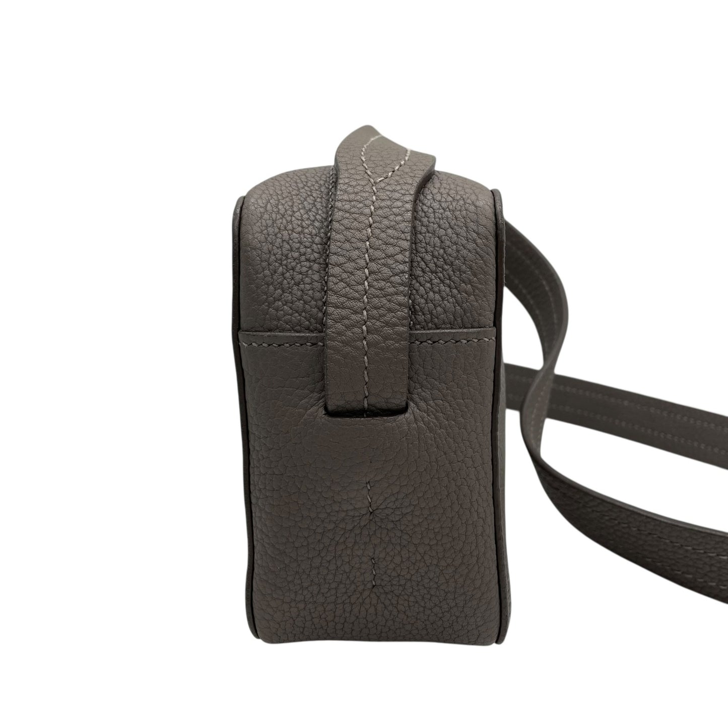 極美品 MAISON TAKUYA メゾンタクヤ ショルダーバッグ カメラバッグ レザー グレー シルバー金具 斜め掛け可 クロスボディ 型押しロゴ メンズ レディース R