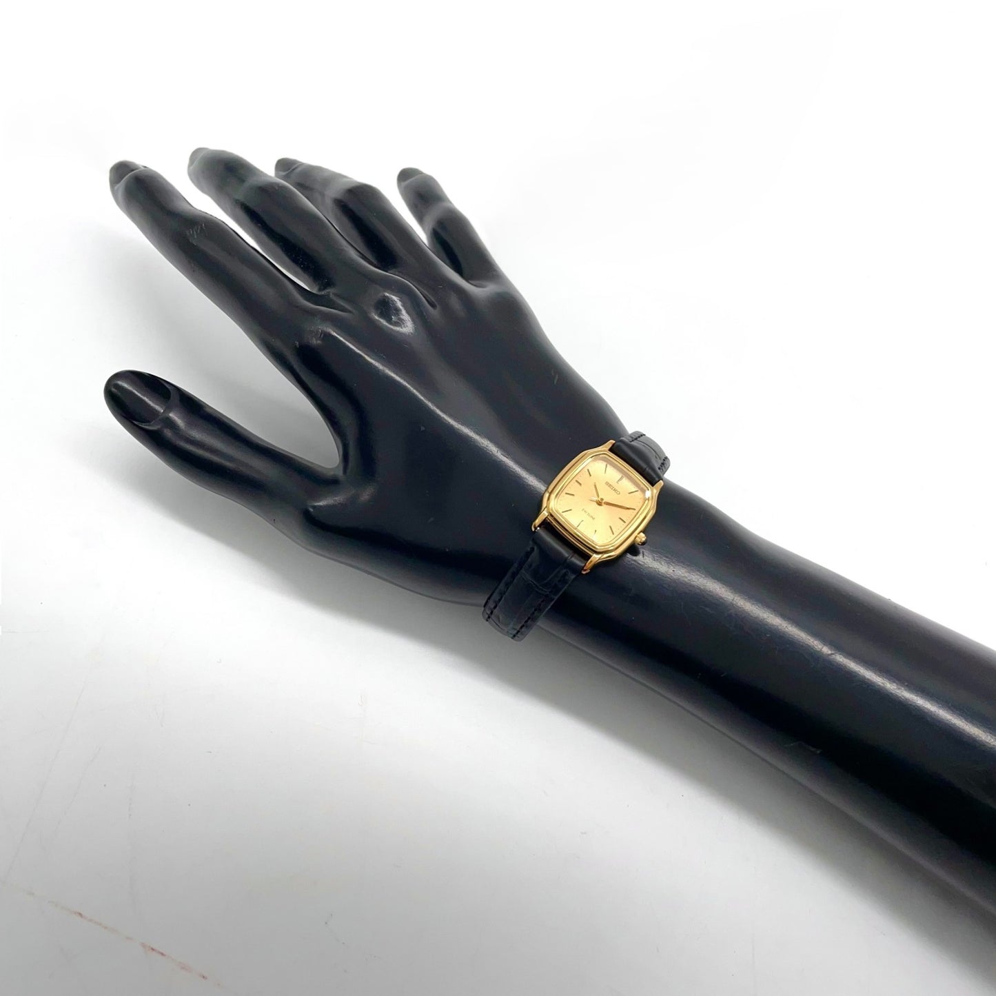 【電池交換済／美品】セイコー エクセリーヌ レディース 腕時計 3F31-5A20 クオーツ ゴールド文字盤 スクエアケース 黒革ベルト アナログ クラシック ビンテージ エレガント ドレスウォッチ クリーニング済 人気モデル G