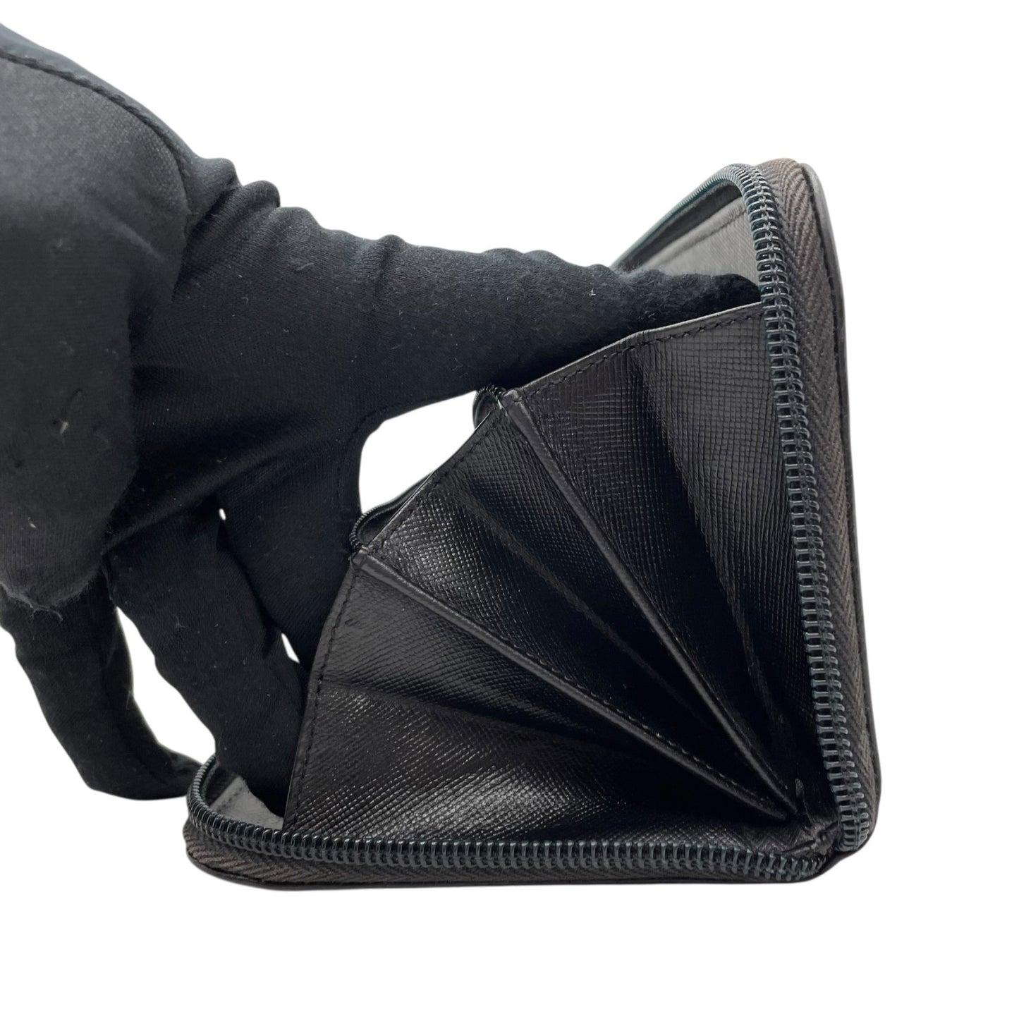 PRADA プラダ 三角プレートロゴ 長財布 ラウンドジップ サフィアーノ レザー トライアングルロゴ 黒 ブラック シルバー金具 メンズ レディース ギャランティカード付き H1