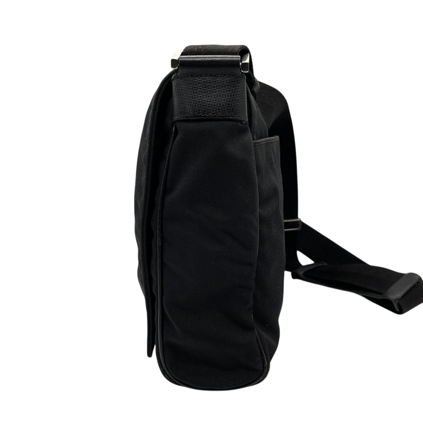 GUCCI グッチ ナイロン メッセンジャーバッグ ショルダーバッグ メンズ ユニセックス シルバープレートロゴ 斜め掛け A4収納可 146236 K4